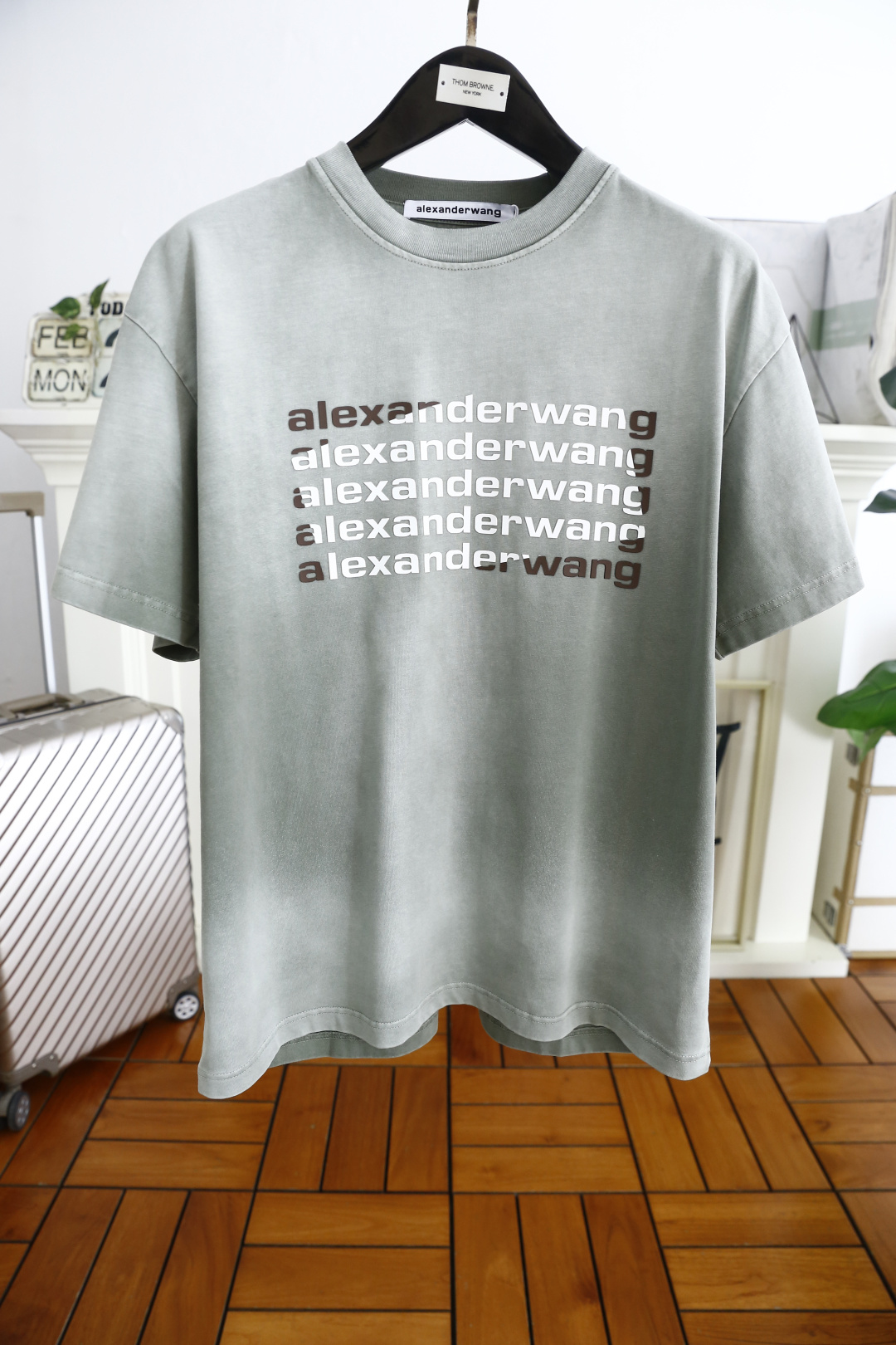 NO:124633,Martin Magira. 25 spring and summer new fashion brand original single classic round neck design!  Luxury brand letter LOGO matching on the chest!  High-end custom versatile styles that anyone can easily control. Use high-end top-notch fabrics!  It is very high-end and understandable. It must be purchased!  The style and tailoring are slim styles, which are very exquisite, showing aura and highlighting the exquisiteness of business men. This is the unique feature, the right slim fit, and the upper body effect is very good!  Counter size S-XL, maximum wear!  Shipping the next day!  ,masion margiela,alexander wang19860909马丁马吉拉. 25春夏新款时尚潮牌原单经典圆领设计！胸前奢华品牌字母LOGO搭配！高级定制百搭款式 任何人都可以轻松驾驭 采用高档顶级面料！非常显档次懂货的必须入！版型剪裁属于修身款 非常精致,显气场,又会凸显商务男士的精致,这就是独到之处,恰到好处的修身,上身效果非常赞！专柜尺码S-XL,最大穿到斤！隔天出货！,,masion margiela,alexander wang,Men's clothing