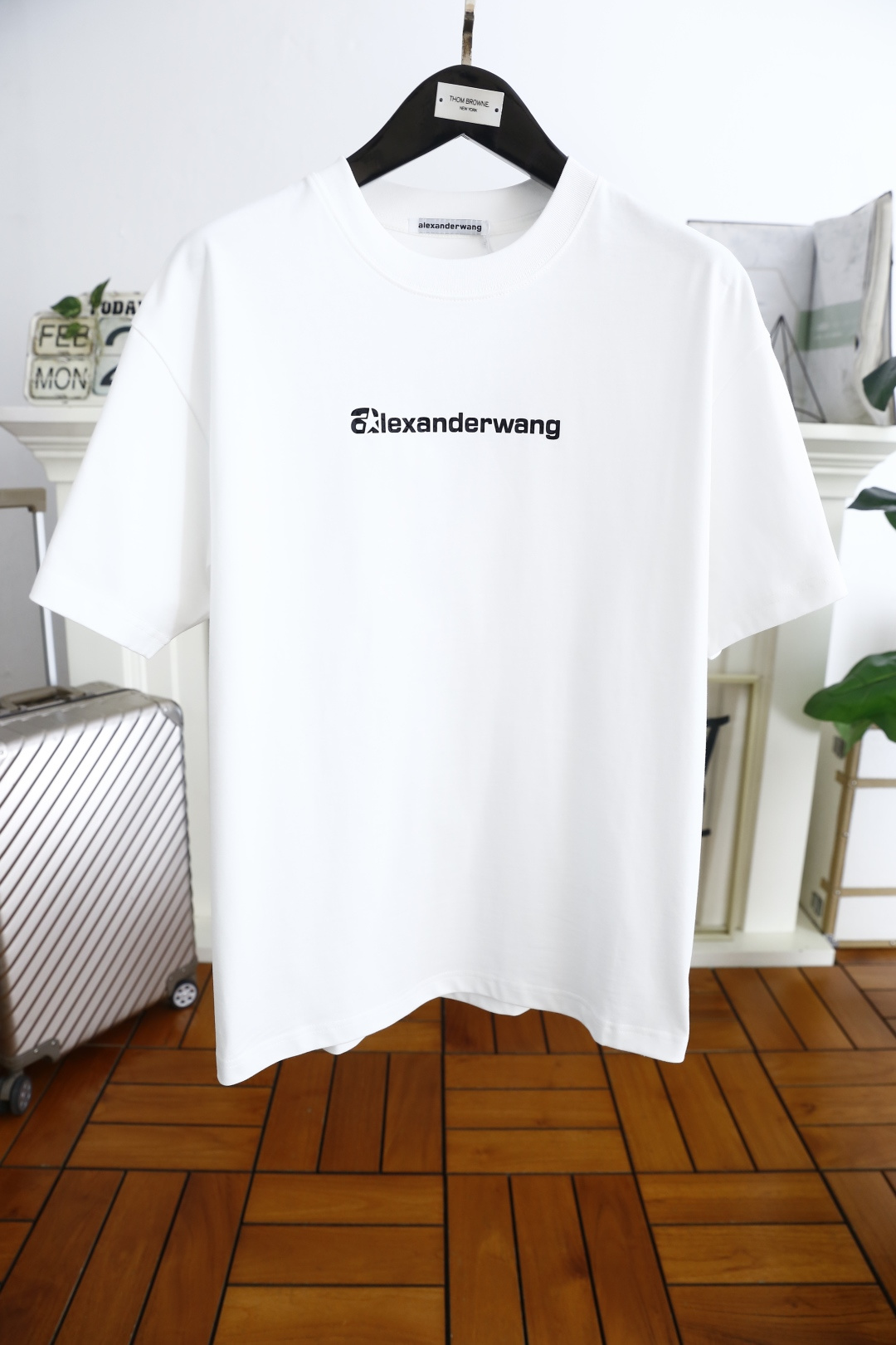 NO:124639,Martin Magira. New spring and summer products for men's pullover short-sleeved fashion classic round neck design!  Luxury brand letter LOGO matching on the chest!  High-end custom versatile styles that anyone can easily control. Use high-end top-notch fabrics!  It is very high-end and understandable. It must be purchased!  The style and tailoring are slim styles, which are very exquisite, showing aura and highlighting the exquisiteness of business men. This is the unique feature, the right slim fit, and the upper body effect is very good!  Counter size S-XL, maximum wear!  Shipping the next day!  ,,masion margiela,T-shirt,alexander wang19860909马丁马吉拉. 25春夏新品男士套头短袖时尚经典圆领设计！胸前奢华品牌字母LOGO搭配！高级定制百搭款式 任何人都可以轻松驾驭 采用高档顶级面料！非常显档次懂货的必须入！版型剪裁属于修身款 非常精致,显气场,又会凸显商务男士的精致,这就是独到之处,恰到好处的修身,上身效果非常赞！专柜尺码S-XL,最大穿到斤！隔天出货！,,masion margiela,T-shirt,alexander wang,Men's clothing