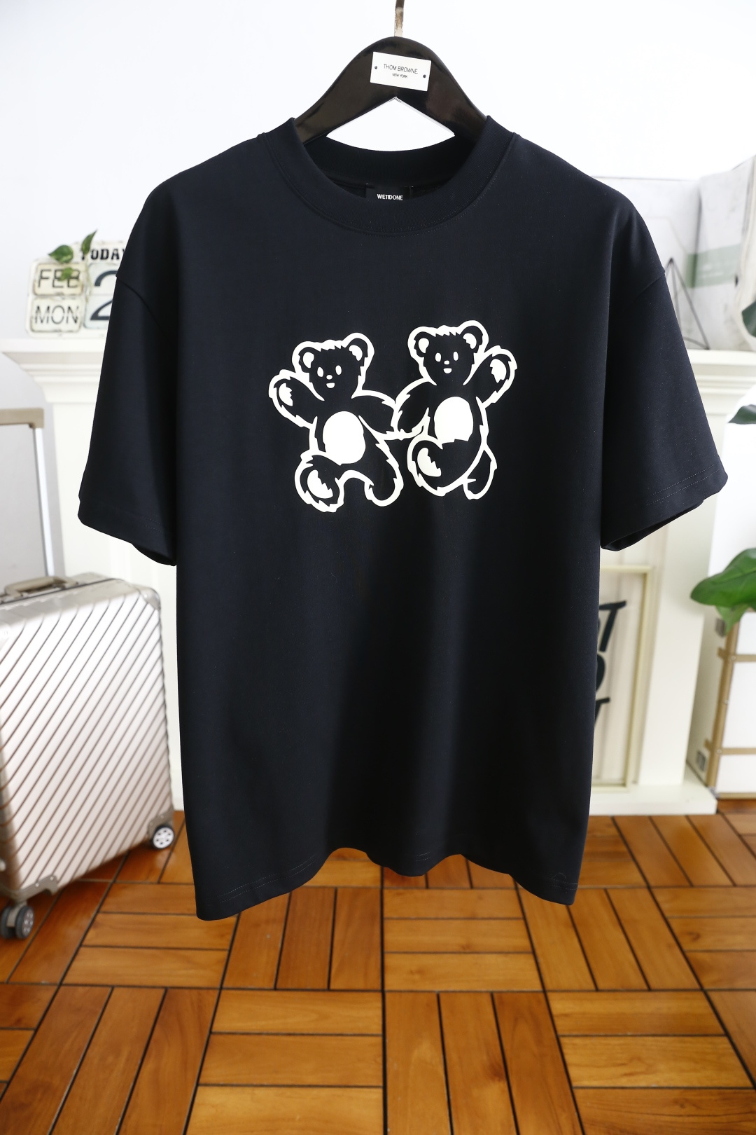 NO:124641,we11done. New product for spring and summer 25!  Fashionable brand loose S-shaped cut round neck short sleeves!  It conforms to the current trendy aesthetics. One piece is highly inclusive and can easily concave the shape at will! The same style as men and women, commuting versatile, with details!  Use top-quality custom cotton fabrics!  Must-earned money!  The counter size S-XL can be worn up to pounds!  Shipping the next day!  ,T-shirt,alexander wang19860909we11done. 25春夏新品！时尚潮牌宽松のS版型裁剪圆领短袖！符合当下的潮流审美,大大地一件包容性强,随意上身就能轻松凹出造型!男女同款 通勤百搭,细节拉満！采用顶级定制纯棉面料！必入手款！专柜尺码S-XL,最大可以穿到斤！隔天出货！,,T-shirt,alexander wang,Men's clothing