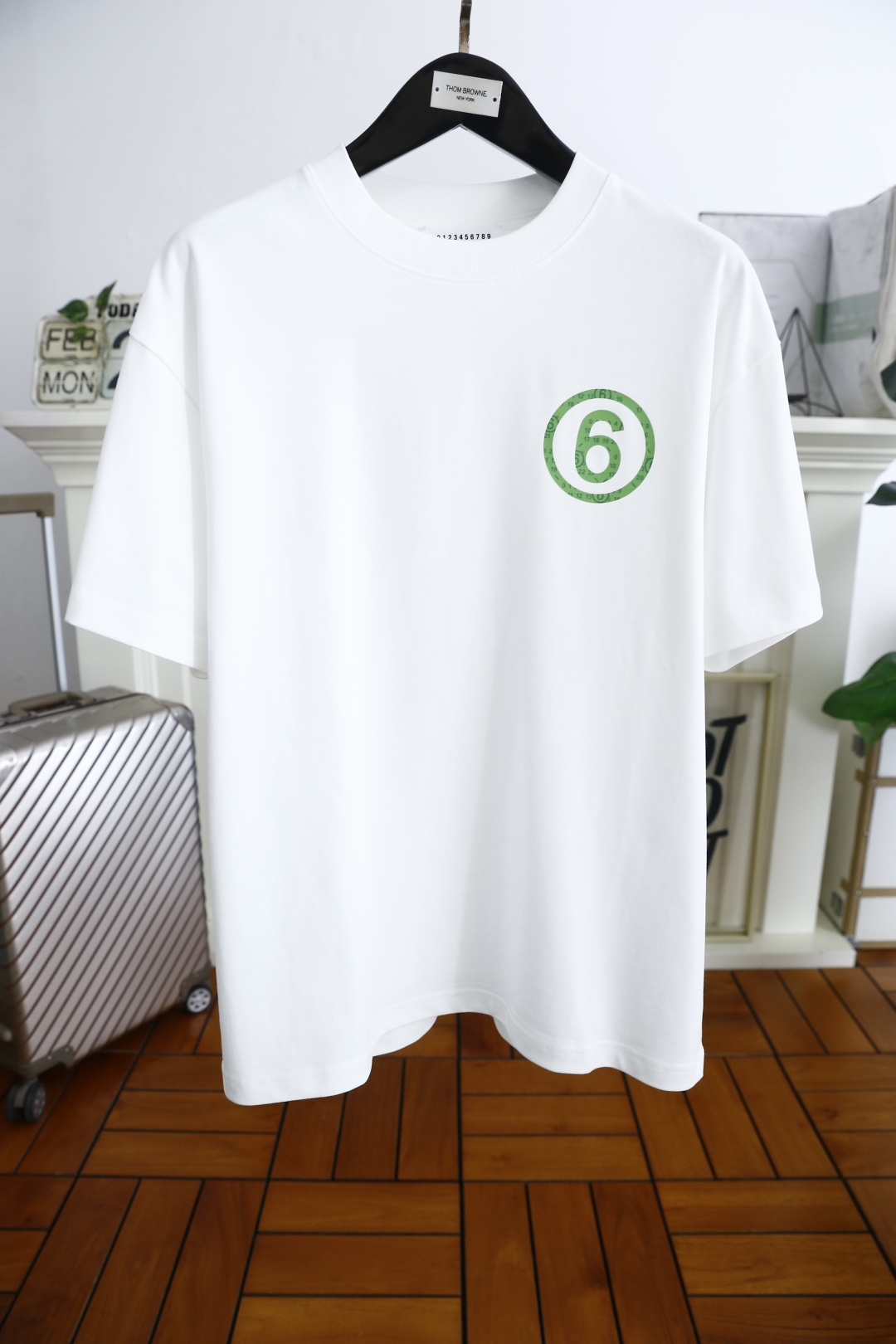 NO:124635,Martin Magira. New spring and summer products for men's pullover short-sleeved fashion classic round neck design!  Luxury brand letter LOGO matching on the chest!  High-end custom versatile styles that anyone can easily control. Use high-end top-notch fabrics!  It is very high-end and understandable. It must be purchased!  The style and tailoring are slim styles, which are very exquisite, showing aura and highlighting the exquisiteness of business men. This is the unique feature, the right slim fit, and the upper body effect is very good!  Counter size S-XL, maximum wear!  Shipping the next day!  ,,masion margiela,T-shirt,alexander wang19860909马丁马吉拉. 25春夏新品男士套头短袖时尚经典圆领设计！胸前奢华品牌字母LOGO搭配！高级定制百搭款式 任何人都可以轻松驾驭 采用高档顶级面料！非常显档次懂货的必须入！版型剪裁属于修身款 非常精致,显气场,又会凸显商务男士的精致,这就是独到之处,恰到好处的修身,上身效果非常赞！专柜尺码S-XL,最大穿到斤！隔天出货！,,masion margiela,T-shirt,alexander wang,Men's clothing