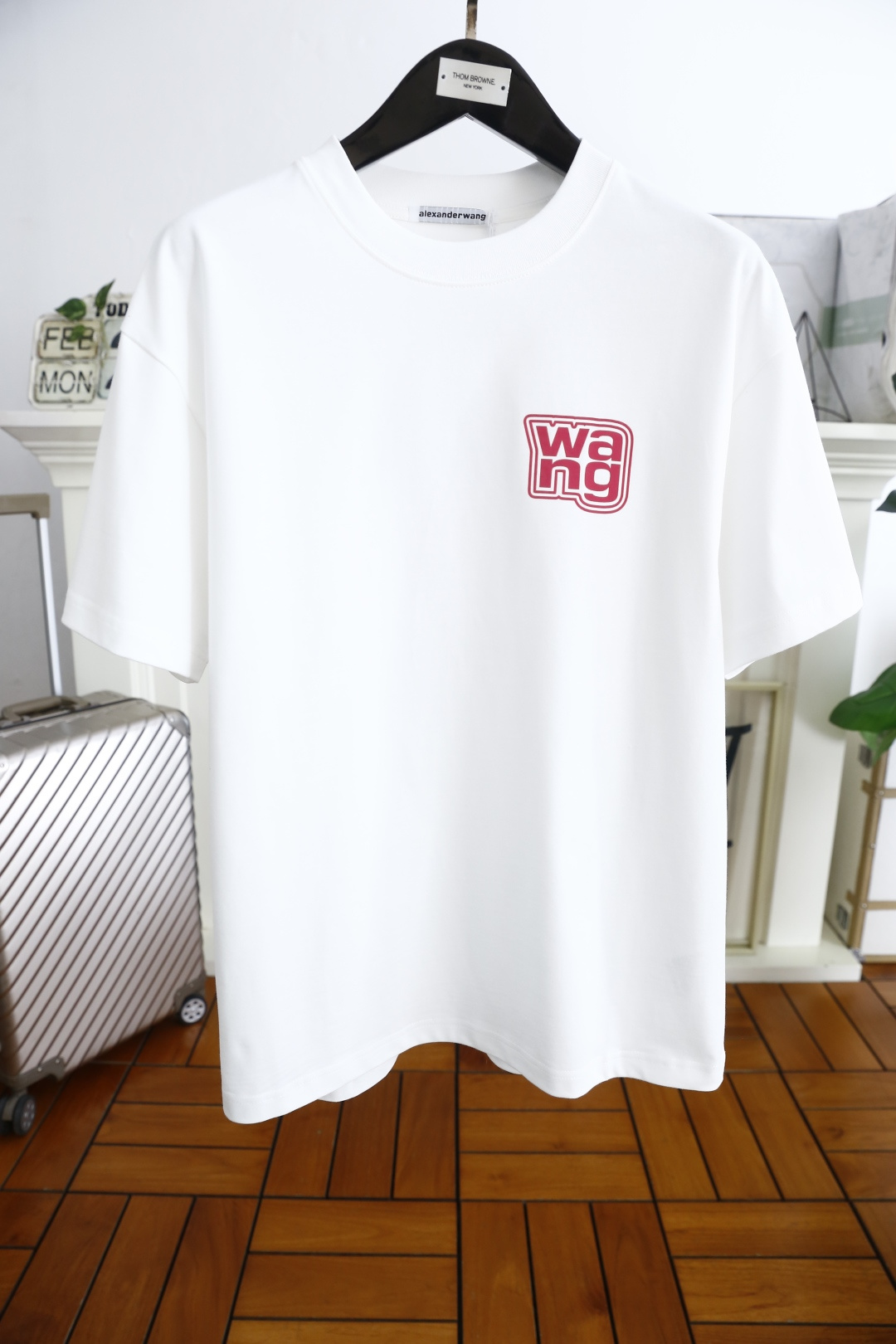 NO:124637,Alexander King. New spring and summer products for men's pullover short sleeves, fashionable classic round neck design!  Luxury brand letter LOGO matching on the chest!  High-end custom versatile styles that anyone can easily control. Use high-end top-notch fabrics!  It is very high-end and understandable. It must be purchased!  The style and tailoring are slim styles, which are very exquisite, showing aura and highlighting the exquisiteness of business men. This is the unique feature, the right slim fit, and the upper body effect is very good!  Counter size S-XL, maximum wear!  Shipping the next day!  ,alexander wang,T-shirt,alexander wang19860909亚历山大王. 25春夏新品男士套头短袖时尚经典圆领设计！胸前奢华品牌字母LOGO搭配！高级定制百搭款式 任何人都可以轻松驾驭 采用高档顶级面料！非常显档次懂货的必须入！版型剪裁属于修身款 非常精致,显气场,又会凸显商务男士的精致,这就是独到之处,恰到好处的修身,上身效果非常赞！专柜尺码S-XL,最大穿到斤！隔天出货！,,alexander wang,T-shirt,alexander wang,Men's clothing