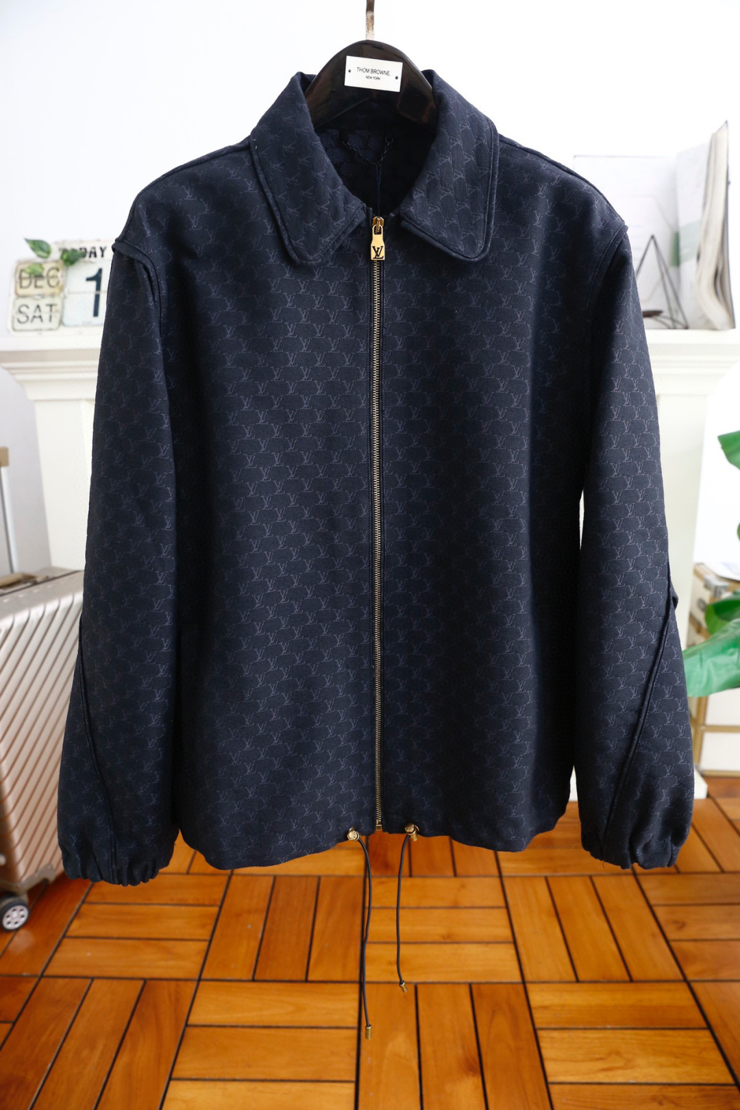 NO:124622,Louisville*/Lv. Recommended classic lapel jacket for men for autumn!  Luxury classic elements are necessary for a magical artifact that comes out early and comes back late in autumn!  Fashionable zippered men's jacket, fashionable casual jacket jacket, high-end and comfortable fabric, high-end and delicate texture, strong sense of class, luxurious and classic elements design, business and casual style, versatile style suitable for all occasions, anyone can easily control it!  Counter code S-XL, shipped the next day!  ,,louis vuitton,louis vuitton,jackets & coats,jackets & coats,alexander wang19860909路易威*/Lv. 秋季男士经典翻领夹克推荐！秋季早出晚归必备神器奢华经典元素搭配！时尚拉链男士外套,时尚休闲外套夹克 ,采用高档顶级舒适面料面料的质感很高档细腻,档次感强奢华经典元素设计,商务休闲兼备款,款式百搭适合各种场合 ,任何人都可以轻松驾驭！专柜码数S-XL,隔天出货！,,louis vuitton,louis vuitton,jackets & coats,jackets & coats,alexander wang,Men's clothing