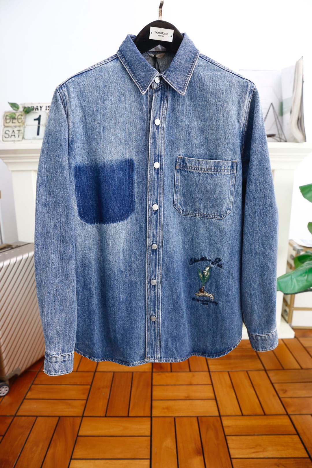 NO:124631,Dior/Christian D*or. 25 major recommendations for autumn!  High-end ready-to-wear classic lapel denim shirt jacket!  The luxury brand LOGO design allows you to feel the unique handsomeness. It uses imported washing buffet fabric. The soft and comfortable texture is only known by buying it. It creates a fashion taste. The perfect fit style. All details look very exquisite. Visually high-end and atmospheric, high-quality, good style, and the quality of the original high-end hardware accessories is absolutely first-class. Wear a unique lifestyle. Fashionable and super cold resistance, comfortable and warm. Good quality products with impeccable quality!  This fashion that highlights the charm of men is never out of date and is definitely worth entering the cabinet!  Counter size S-XL, shipped the next day!  ,dior,jackets & coats,shirts,alexander wang19860909迪奥/Christian D*or. 25秋季重磅推荐！高级成衣 十足腔调经典翻领牛仔衬衫夹克！奢华品牌LOGO设计让你感受与众不同的帅气 采用进口洗水牛仔面料 轻柔舒适质感只有入手才知道 做出时装味道 完美合身版型 所有细节都显得非常的精致 视觉上高端大气,高品质,好版型,原版高档五金配件的品质绝对一流.穿出一种独特的生活方式 时尚且拥有超强的抗寒性 舒适保暖 品质无可挑剔的好货 ！这款更加彰显男性魅力的时装 永不过时 绝对值得入柜！专柜尺码S-XL,隔天出货！,,dior,jackets & coats,shirts,alexander wang,Men's clothing