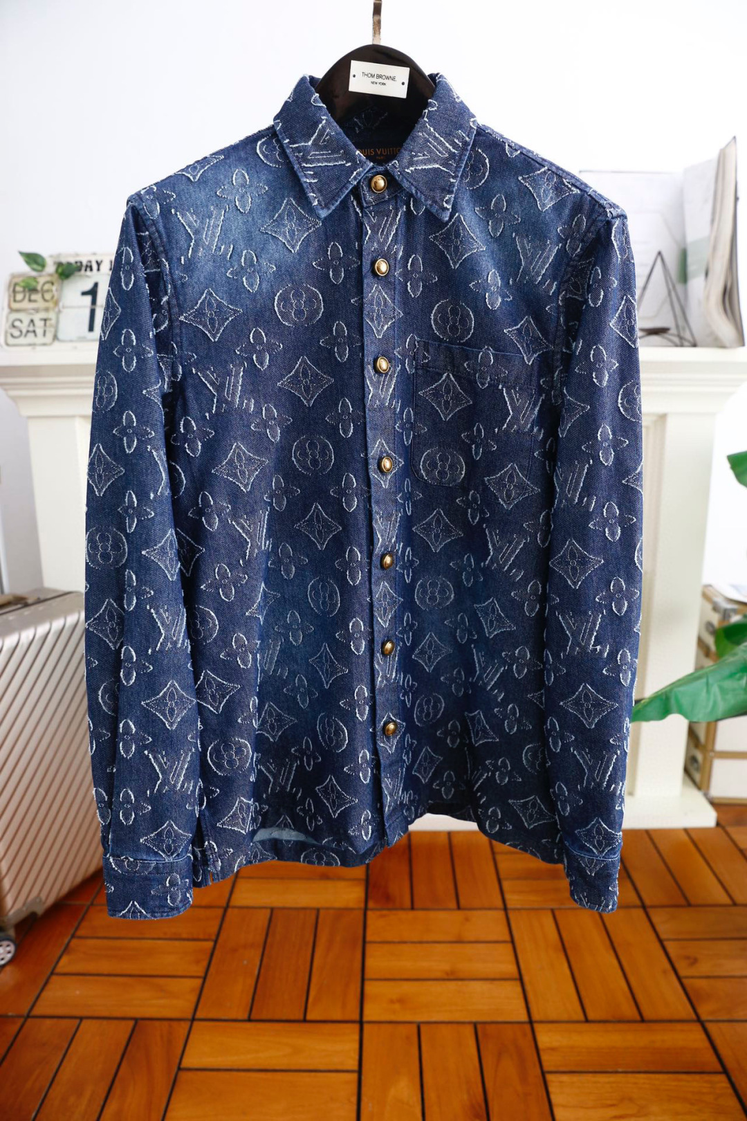 NO:124629,Louisville*/LV. Big recommendation for autumn!  High-end ready-to-wear classic lapel denim shirt jacket!  The luxury brand full LOGO design allows you to feel the unique and handsomeness. It uses imported washing buffet fabric. The soft and comfortable texture is only known by buying it. It creates a fashion taste and a perfect fit style. All details look very exquisite. Visually high-end and atmospheric, high-quality, good style, and the quality of the original high-end hardware accessories is absolutely first-class. Wear a unique lifestyle. Fashionable and super cold resistance, comfortable and warm, and impeccable quality good products!  This fashion that highlights the charm of men is never out of date and is definitely worth entering the cabinet!  Counter size S-2XL, shipped the next day!  ,,louis vuitton,louis vuitton,jackets & coats,shirts,alexander wang19860909路易威*/LV. 秋季重磅推荐！高级成衣 十足腔调经典翻领牛仔衬衫夹克！奢华品牌满幅LOGO设计让你感受与众不同的帅气 采用进口洗水牛仔面料 轻柔舒适质感只有入手才知道 做出时装味道 完美合身版型 所有细节都显得非常的精致 视觉上高端大气,高品质,好版型,原版高档五金配件的品质绝对一流.穿出一种独特的生活方式 时尚且拥有超强的抗寒性 舒适保暖 品质无可挑剔的好货 ！这款更加彰显男性魅力的时装 永不过时 绝对值得入柜！专柜尺码S-2XL,隔天出货！,,louis vuitton,louis vuitton,jackets & coats,shirts,alexander wang,Men's clothing