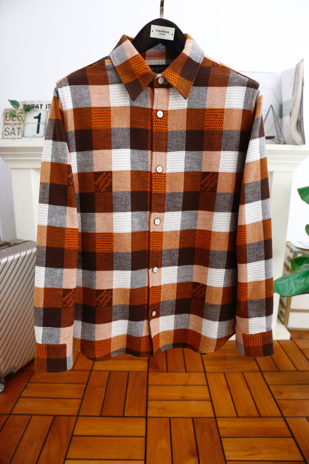 NO:124626,Louis Vuitt*n. Autumn fashion long-sleeved shirts are available in the overseas counters, and the product is in perfect condition. They are in the cabinet-level and predictable hot products. They use top imported fabrics, master-level tailoring, invincible texture, excellent skin-friendliness, exquisite craftsmanship, smooth lines, and perfect match!  Easy to upgrade the sense of fashion, with high recognition, excellent upper body effect, extremely exquisite workmanship, neat and meticulous routes, and can be matched for business or daily leisure!  Counter Size S-XL, shipped the next day!  ,,louis vuitton,louis vuitton,shirts,alexander wang19860909路易威*/Louis Vuitt*n. 秋季时尚长袖衬衫海外专柜同步贸易公司渠道货,品相完美如斯,属于入柜级别,可预见性的爆款,采用进口顶级面料,大师级剪裁,质感无敌,亲肤性极佳工艺精湛,线条流畅,完美搭配！轻松将时髦感进阶,有着高强辨识度,上身效果超赞,做工极为考究严谨,走线工整细致,商务抑或日常休闲均可搭配！专柜尺码 S-XL,隔天出货！,,louis vuitton,louis vuitton,shirts,alexander wang,Men's clothing