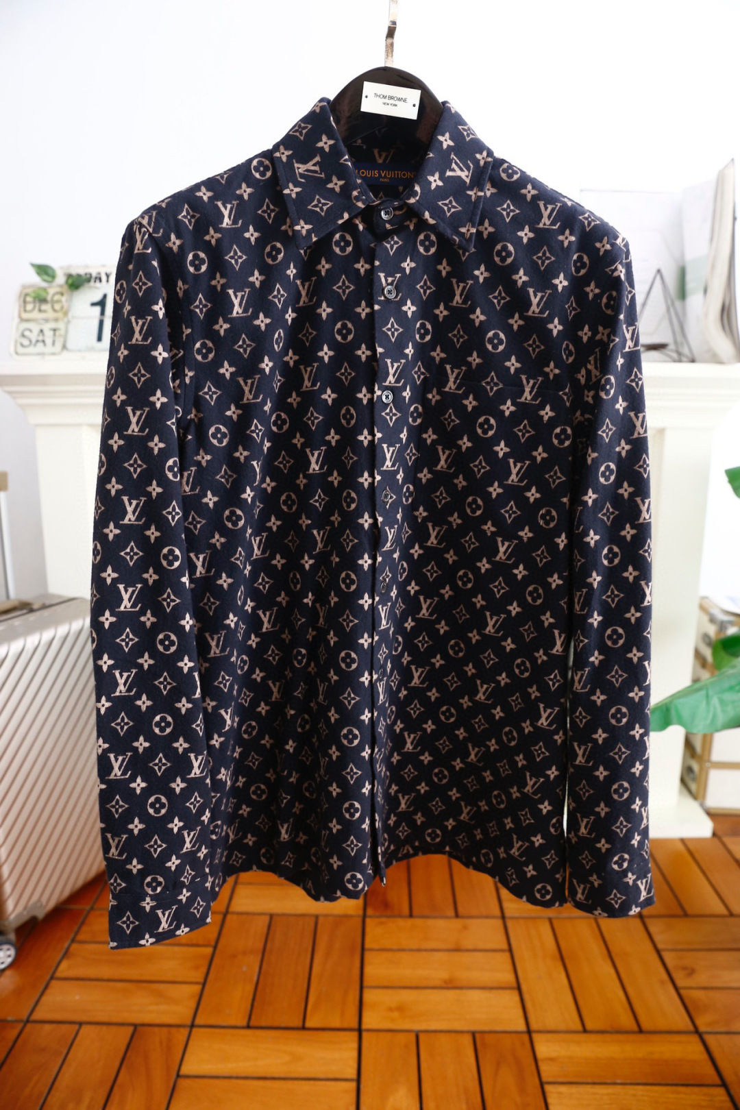 NO:124627,Louisville*/LV. Big recommendation for autumn!  High-end ready-to-wear classic lapel denim shirt jacket!  The luxury brand full LOGO design allows you to feel the unique and handsomeness. It uses imported washing buffet fabric. The soft and comfortable texture is only known by buying it. It creates a fashion taste and a perfect fit style. All details look very exquisite. Visually high-end and atmospheric, high-quality, good style, and the quality of the original high-end hardware accessories is absolutely first-class. Wear a unique lifestyle. Fashionable and super cold resistance, comfortable and warm, and impeccable quality good products!  This fashion that highlights the charm of men is never out of date and is definitely worth entering the cabinet!  Counter size S-2XL, shipped the next day!  ,,louis vuitton,louis vuitton,jackets & coats,shirts,alexander wang19860909路易威*/LV. 秋季重磅推荐！高级成衣 十足腔调经典翻领牛仔衬衫夹克！奢华品牌满幅LOGO设计让你感受与众不同的帅气 采用进口洗水牛仔面料 轻柔舒适质感只有入手才知道 做出时装味道 完美合身版型 所有细节都显得非常的精致 视觉上高端大气,高品质,好版型,原版高档五金配件的品质绝对一流.穿出一种独特的生活方式 时尚且拥有超强的抗寒性 舒适保暖 品质无可挑剔的好货 ！这款更加彰显男性魅力的时装 永不过时 绝对值得入柜！专柜尺码S-2XL,隔天出货！,,louis vuitton,louis vuitton,jackets & coats,shirts,alexander wang,Men's clothing