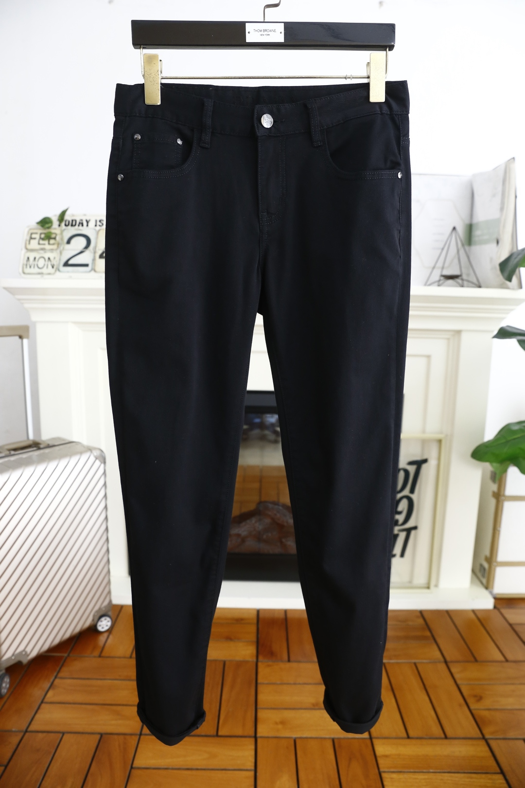 NO:124634,Pula*/Pr*da. 25 spring new product original single high-end men's casual pants!  Luxury classic brand LOGO accessories, hot-selling models for overseas counters, very comfortable to wear, low-key and luxurious, very classy when worn, no need to say much about the trouser style and cutting. The upper body is exquisite and vivid, high-end and top-grade material. The selection of real palace-grade denim. High-end top-washed denim fabric, excellent quality, and heavy washing makes the pants very soft!  Not picky about people, the upper body is absolutely stylish and extremely luxurious. Counter size 29-40, 35!  Shipping the next day!  ,prada,alexander wang19860909普拉*/Pr*da. 25春季新品原单高端男士休闲裤！奢华经典品牌LOGO配饰 海外专柜热销款 身穿着非常舒适 低调不失奢华 穿出去非常有档次 裤型款式和裁剪亦无需多言 上身精致跃然高档一等一顶级质料 真正殿堂级的牛仔布选用 高档顶级洗水牛仔面料,品质卓然,经过重水洗使得裤子很柔软！不挑人 上身绝对的有型 极度奢华. 专柜尺码 29-40,有35！隔天出货！,,prada,alexander wang,Men's clothing
