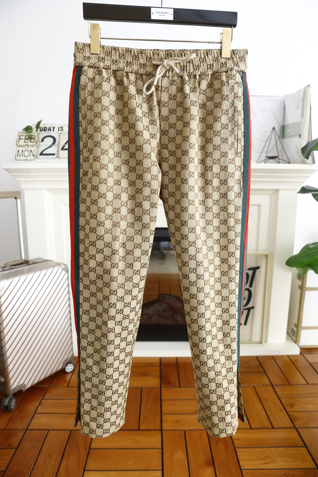NO:124632,Gucci/Gu*ci. 25 spring new fashion men's casual pants!  It uses imported comfortable and breathable fabrics, luxurious and classic brand full LOGO design, and the upper body is casual and comfortable!  The elastic waist is casual and unrestrained!  The same product for overseas European counters, the upper body is fashionable and sporty, very low-key and luxurious!  The stitching of the turner is delicate and strong!  Perfect three-dimensional tailoring, highly recommend buying the product!  Counter size S-4XL, shipped the next day!  ,gucci,alexander wang19860909古驰/Gu*ci. 25春季新品时尚男士休闲裤！采用进口舒适透气面料,奢华经典品牌满幅LOGO设计 上身随意舒服！松紧腰休闲搭配无束缚感！海外欧洲专柜同品,上身时尚运动显时尚,很低调且不失奢华品味！车工缝线细致而强悍！完美立体剪裁,强烈推荐购入货色！专柜尺码S-4XL,隔天出货！,,gucci,alexander wang,Men's clothing