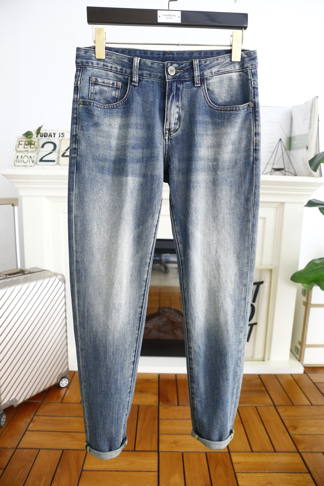 NO:124640,Dolce & Gabbana. 25 spring new product original single high-end men's jeans!  Luxury classic brand LOGO accessories, hot-selling models for counters, very comfortable to wear, low-key and luxurious, very classy when worn, no need to say much about the trouser style and cutting. The upper body is exquisite and vivid, high-end and top-grade material. The selection of real palace-grade denim. High-end top-washed denim fabric, excellent quality, and heavy washing makes the pants very soft!  Not picky about people, the upper body is absolutely stylish and extremely luxurious. Counter size 29-40, 35!  Shipping the next day!  ,Dolce & Gabbana,Dolce & Gabbana,jeans,alexander wang19860909杜嘉班纳/Dolce & Gabbana. 25春季新品原单高端男士牛仔裤！奢华经典品牌LOGO配饰 专柜热销款 身穿着非常舒适 低调不失奢华 穿出去非常有档次 裤型款式和裁剪亦无需多言 上身精致跃然高档一等一顶级质料 真正殿堂级的牛仔布选用 高档顶级洗水牛仔面料,品质卓然,经过重水洗使得裤子很柔软！不挑人 上身绝对的有型 极度奢华. 专柜尺码 29-40,有35！隔天出货！,,Dolce&Gabbana,Dolce&Gabbana,jeans,alexander wang,Men's clothing