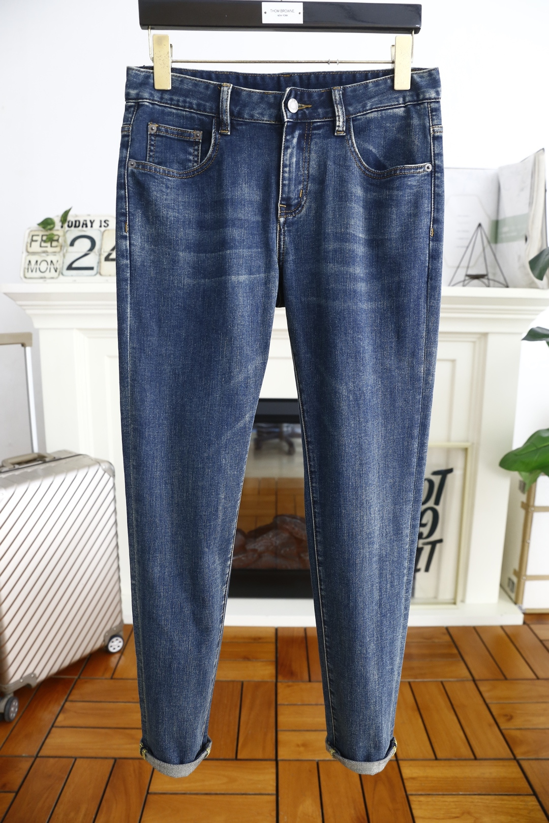 NO:124638,Saint Laurent. 25 Spring New Products for Men's Classic Versatile Jeans Trading Company Channel Product!  The role of ace hits every season is like a classic signature textbook!  A pair of pants with a very aesthetic tone, dominated by fabric and quality, continues the essence of normal design, with label elements perfectly embedded, which is a distinctive feature of identity and is quite distinctive!  Customer-supplied top-quality washing buffet fabrics, the fabric has first-class texture, slightly elastic, excellent scratchiness and boneiness, and the capable and neat cut, and the upper body effect is excellent!  A must-have artifact for trendy men!  The counter size is 29-40, and there are 35!  Shipping the next day!  ,,saint laurent,jeans,alexander wang19860909圣罗兰. 25春季新品男士经典百搭牛仔裤贸易公司渠道货！每一季的王牌级爆款担当,俨然属于经典招牌教科书般存在！极具美学基调的一款裤子,以面料和品质为主导,延续了常态化的设计精髓,标签化元素完美嵌入,属于身份的特色彰显,辨识度颇为鲜明！客供进口顶级洗水牛仔面料,面料质地一流,略带弹力,挺刮度与筋骨感极好,干练利落的裁剪,上身效果极好！潮男必备神器！专柜尺码29-40,有35！隔天出货！,,saint laurent,jeans,alexander wang,Men's clothing