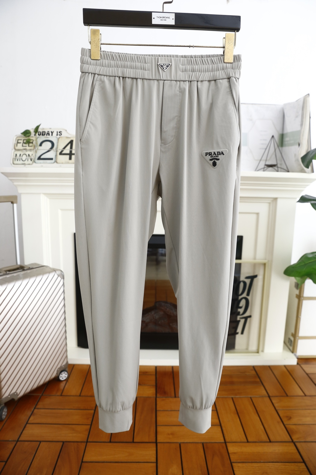 NO:124630,Pula*/Pra*a. 25 spring new fashion men's casual pants!  It uses imported high-end and top comfortable and breathable fabrics, and the luxury brand's classic triangle letter LOGO design, so the upper body is casual and comfortable!  Casual closure pairing is unrestrained!  The same product for overseas European counters, the upper body is fashionable and sporty, very low-key and luxurious!  The stitching of the turner is delicate and strong!  Perfect three-dimensional tailoring, highly recommend buying the product!  Counter size S-4XL, shipped the next day!  ,prada,prada,alexander wang19860909普拉*/Pra*a. 25春季新品时尚男士休闲裤！采用进口高档顶级舒适透气面料,奢华品牌经典三角标字母LOGO设计 上身随意舒服！休闲收口搭配无束缚感！海外欧洲专柜同品,上身时尚运动显时尚,很低调且不失奢华品味！车工缝线细致而强悍！完美立体剪裁,强烈推荐购入货色！专柜尺码S-4XL,隔天出货！,,prada,prada,alexander wang,Men's clothing