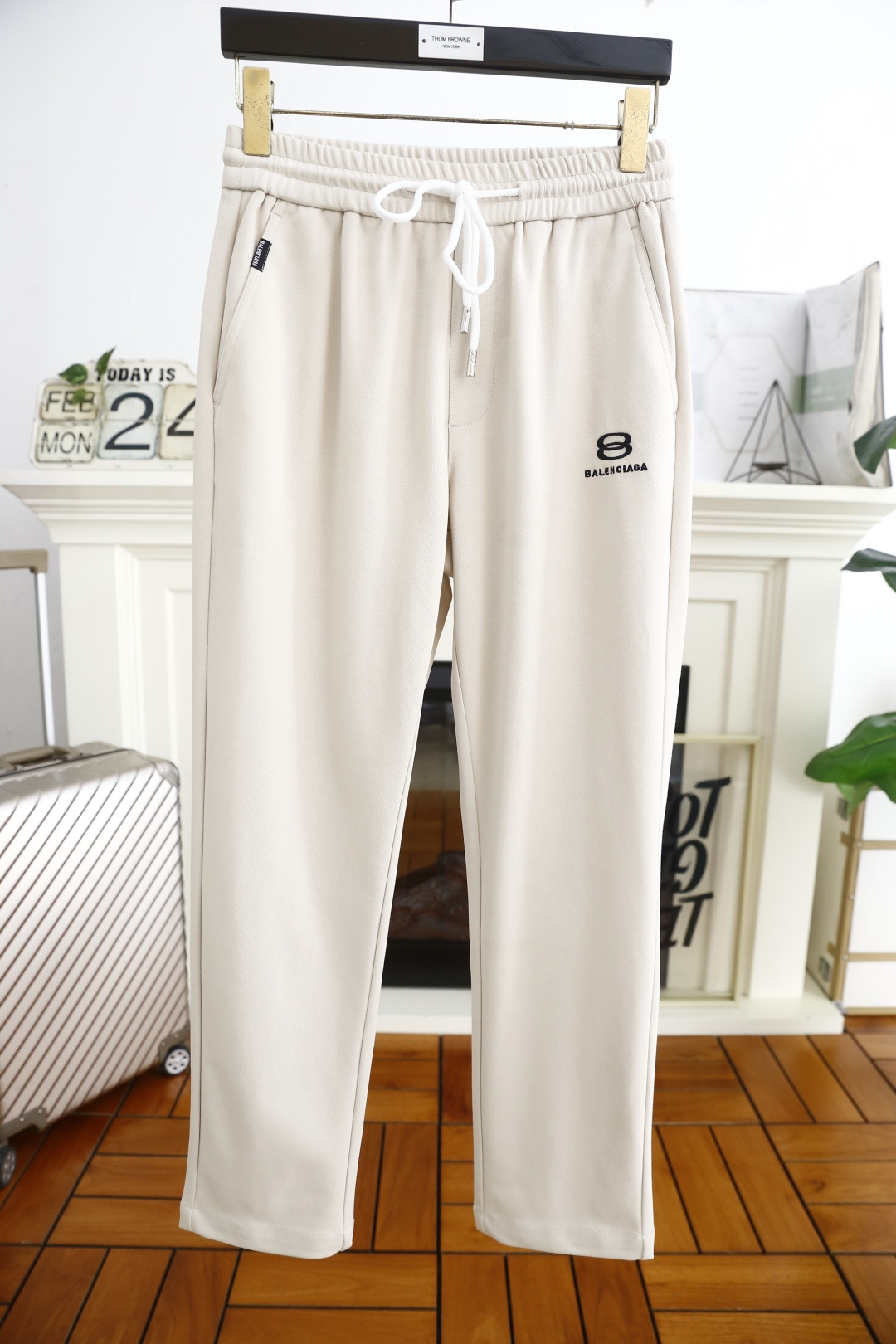 NO:124628,Balenci*ga. 25 spring new fashion men's casual pants!  It uses imported high-end and top comfortable and breathable fabrics, and the luxury brand's classic letter LOGO design. The upper body is casual and comfortable without restraint!  The same product for overseas European counters, the upper body is fashionable and sporty, very low-key and luxurious!  The stitching of the turner is delicate and strong!  Perfect three-dimensional tailoring, highly recommend buying the product!  Counter size S-4XL, shipped the next day!  ,balenciaga,balenciaga,alexander wang19860909巴黎世家/Balenci*ga. 25春季新品时尚男士休闲裤！采用进口高档顶级舒适透气面料,奢华品牌经典字母LOGO设计 上身随意舒服无束缚感！海外欧洲专柜同品,上身时尚运动显时尚,很低调且不失奢华品味！车工缝线细致而强悍！完美立体剪裁,强烈推荐购入货色！专柜尺码S-4XL,隔天出货！,,balenciaga,balenciaga,alexander wang,Men's clothing