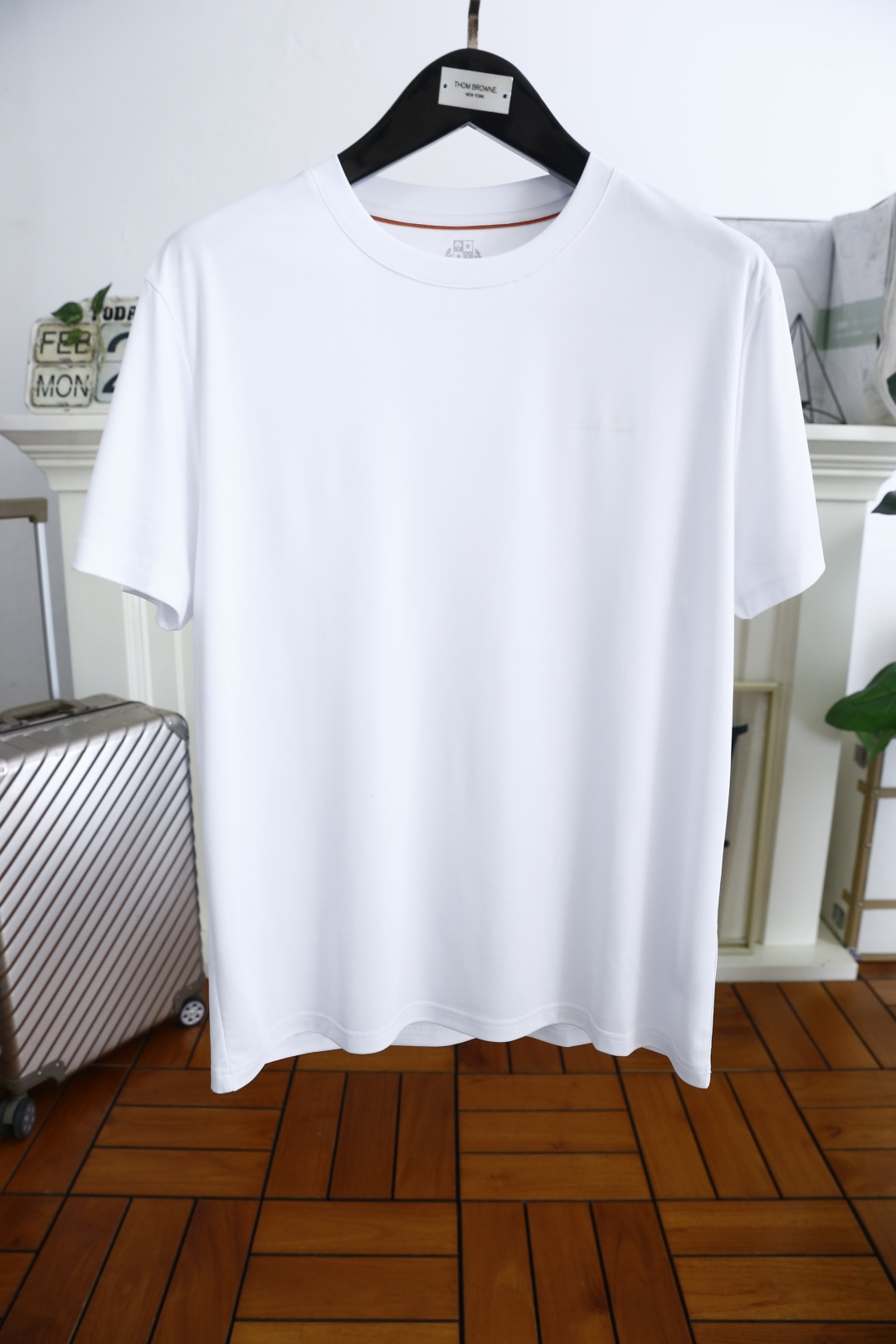 NO:124647,LP. 2025 spring and summer new product fashionable round neck short sleeve high-end custom versatile style!  More practical, anyone can easily control it. It uses classic double mercerized fabric craftsmanship and luxurious classic brand letter logo design on the chest, which is very classy and must be entered if you understand the goods!  The style and tailoring are slim styles, which are very exquisite, showing aura and highlighting the exquisiteness of business men. This is the unique feature, the right slim fit, and the upper body effect is very good!  Complete three standards!  Counter size 48-56, shipped the next day!  ,loro piana,T-shirt,alexander wang19860909LP. 2025春夏新品时尚圆领短袖高级定制百搭款式！更有实用感 任何人都可以轻松驾驭 采用经典双丝光面料工艺 胸前奢华经典品牌字母logo设计,非常显档次懂货的必须入！版型剪裁属于修身款 非常精致,显气场,又会凸显商务男士的精致,这就是独到之处,恰到好处的修身,上身效果非常赞！三标齐全！专柜尺码48-56,隔天出货！,,loro piana,T-shirt,alexander wang,Men's clothing