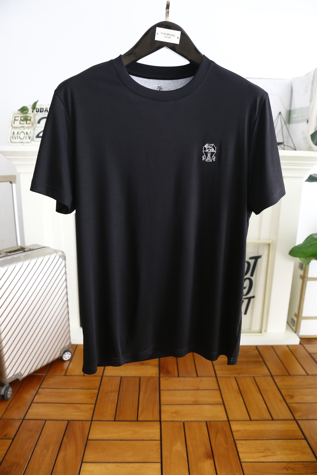 NO:136482,Brunello Cucinelli. 2025 spring and summer new product for men's round neck short sleeves, luxury brand LOGO logo on the chest, you can appreciate the youthfulness and fashion sense brought by this design!  The overall fashion is fashionable and trendy. The fabric is made of top-quality fabrics for customer supply, soft, skin-friendly and breathable, and has a very crisp and crisp drooping feeling. The upper body is fashionable and fashionable, and it is a must-have item for trendy men!  Complete three standards!  Counter size M-3XL, shipped the next day!  brunello cucinelli,T-shirt,alexander wang19860909Brunello Cucinelli. 2025春夏新品男士圆领短袖胸前奢华品牌LOGO标识标注上身就能体会这款设计带来的年轻与时尚感！整体时尚而有潮流,面料采用客供顶级面料 柔软亲肤透气 ,又有很好的挺括 垂感 上身时尚潮流色系,潮男必备单品！三标齐全！专柜尺码M-3XL,隔天出货！,,brunello cucinelli,T-shirt,alexander wang,Men's clothing