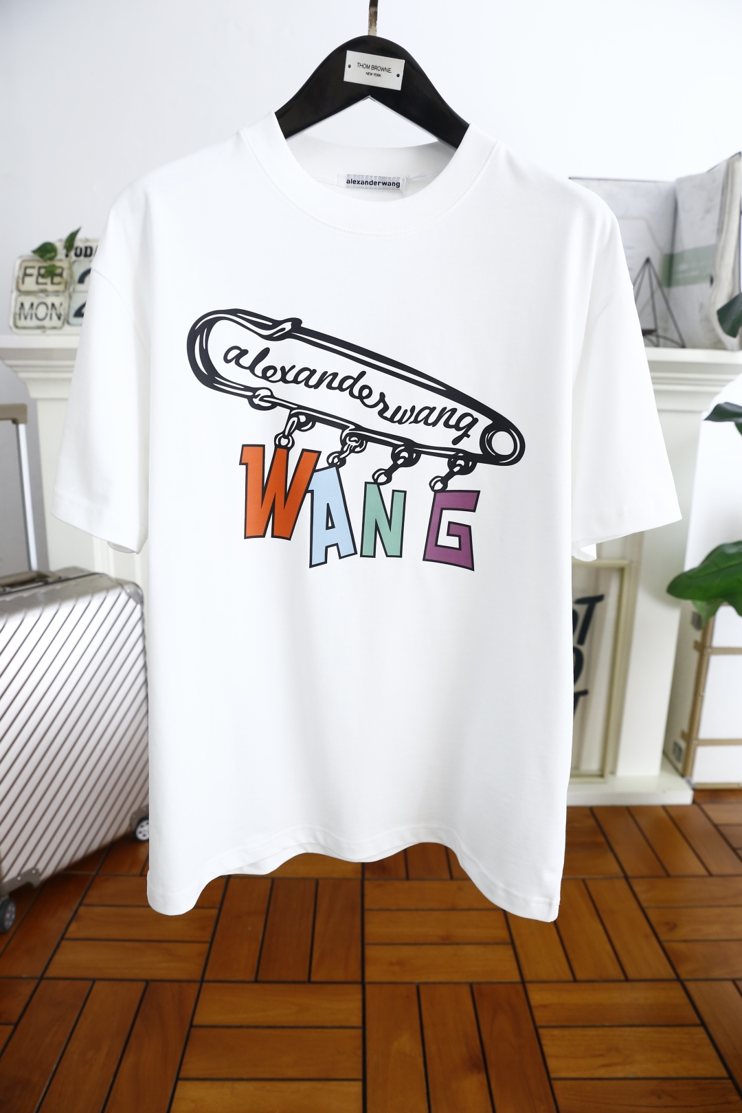 NO:124642,Alexander King. New spring and summer products for men's pullover short sleeves, fashionable classic round neck design!  Luxury brand letter LOGO matching on the chest!  High-end custom versatile styles that anyone can easily control. Use high-end top-notch fabrics!  It is very high-end and understandable. It must be purchased!  The style and tailoring are slim styles, which are very exquisite, showing aura and highlighting the exquisiteness of business men. This is the unique feature, the right slim fit, and the upper body effect is very good!  Complete three standards!  Counter size S-XL, maximum wear!  Shipping the next day!  ,alexander wang,T-shirt,alexander wang19860909亚历山大王. 25春夏新品男士套头短袖时尚经典圆领设计！胸前奢华品牌字母LOGO搭配！高级定制百搭款式 任何人都可以轻松驾驭 采用高档顶级面料！非常显档次懂货的必须入！版型剪裁属于修身款 非常精致,显气场,又会凸显商务男士的精致,这就是独到之处,恰到好处的修身,上身效果非常赞！三标齐全！专柜尺码S-XL,最大穿到斤！隔天出货！,,alexander wang,T-shirt,alexander wang,Men's clothing