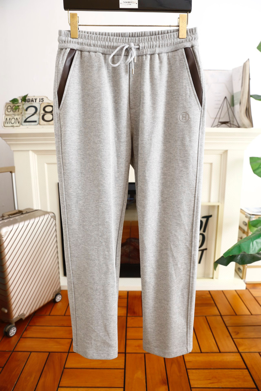 NO:124645,Love Horse 4/Her*es. Autumn Fashion Men's Elastic Waist Leisure Pants!  Luxury classic brand LOGO design!  Classic and versatile luxury brand classic elements classic casual foot design!  It greatly improves matching. Combined style. The two sides insert bags are made of customized comfortable and warm fabrics. The customer-supplied blended material is skin-friendly, soft and breathable, and has a good feeling of wearing. The full-quality hardware and accessories are ordered, and the autumn must-have item!  Counter size 48-56, shipped the next day!  , hermes,alexander wang19860909爱马4/Her*es. 秋季时尚男士松紧腰休闲裤！奢华经典品牌LOGO设计！经典百搭 奢华品牌经典元素经典休闲小脚设计！大大提升了搭配性 合体的版型 两侧插袋 采用定制舒适保暖面料 客供混纺的材质 亲肤柔软透气,有着很好的穿着体感 五金辅料全品相订单,秋季必备单品！专柜尺码48-56,隔天出货！,,hermes,alexander wang,Men's clothing