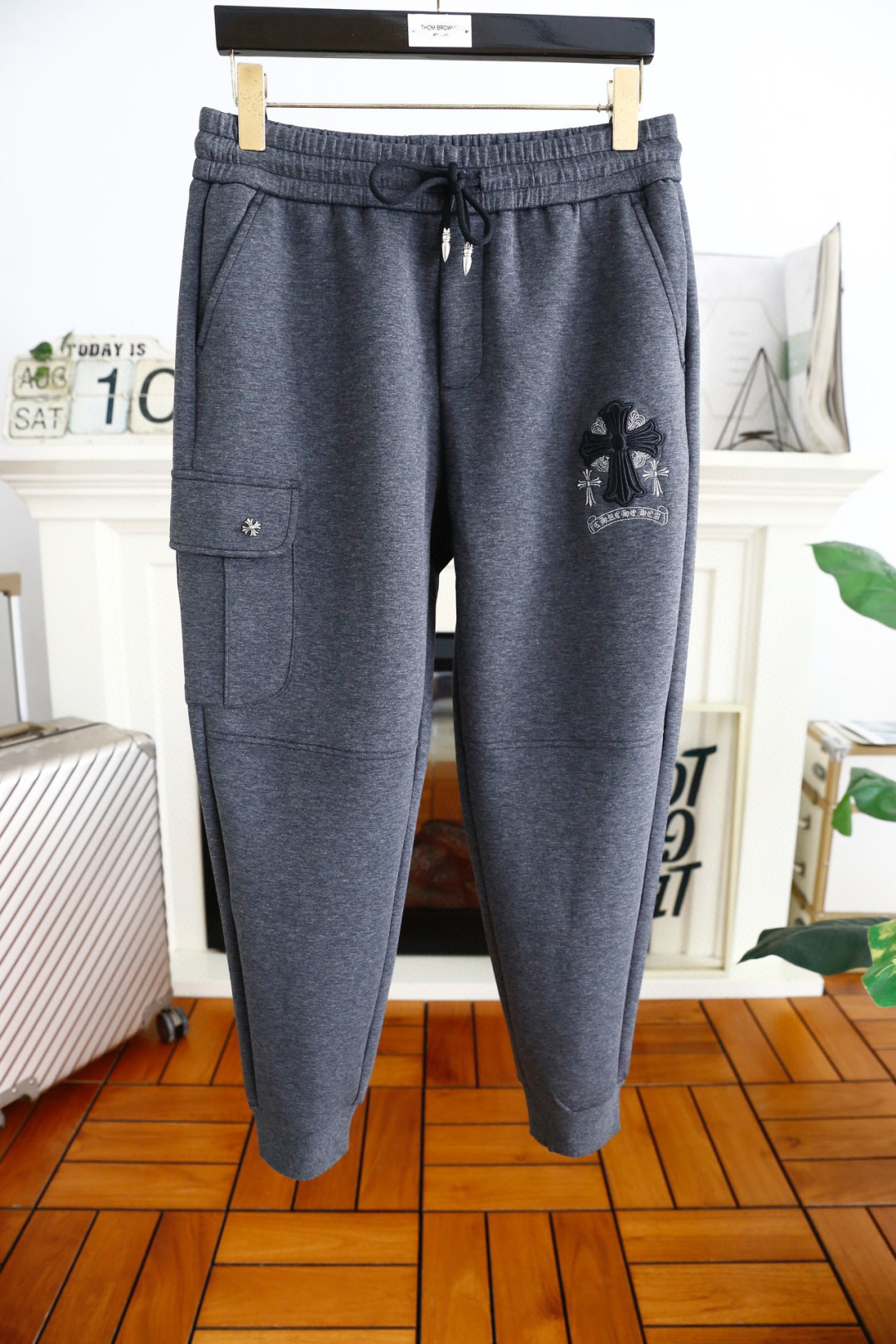 NO:124643,Crow/Chrome Hearts. Autumn fashion brand original single men's hoodies, using imported high-end top-level hoodies fabric, luxurious brand classic cross logo design, casual and comfortable on the upper body!  Fashionable and versatile combination with no restraint!  The same product for overseas European counters, the upper body is fashionable and sporty, very low-key and luxurious!  The stitching of the turner is delicate and strong!  Perfect three-dimensional tailoring, highly recommend buying the product!  Counter size M-3XL, shipped the next day!  ,,chrome hearts,chrome hearts,alexander wang19860909克罗/Chrome Hearts. 秋季时尚潮牌原单男士卫裤,采用进口高档顶级卫裤面料,奢华品牌经典十字架logo设计 上身随意舒服！时尚百搭收口搭配无束缚感！海外欧洲专柜同品,上身时尚运动显时尚,很低调且不失奢华品味！车工缝线细致而强悍！完美立体剪裁,强烈推荐购入货色！专柜尺码M-3XL,隔天出货！,,chrome hearts,chrome hearts,alexander wang,Men's clothing