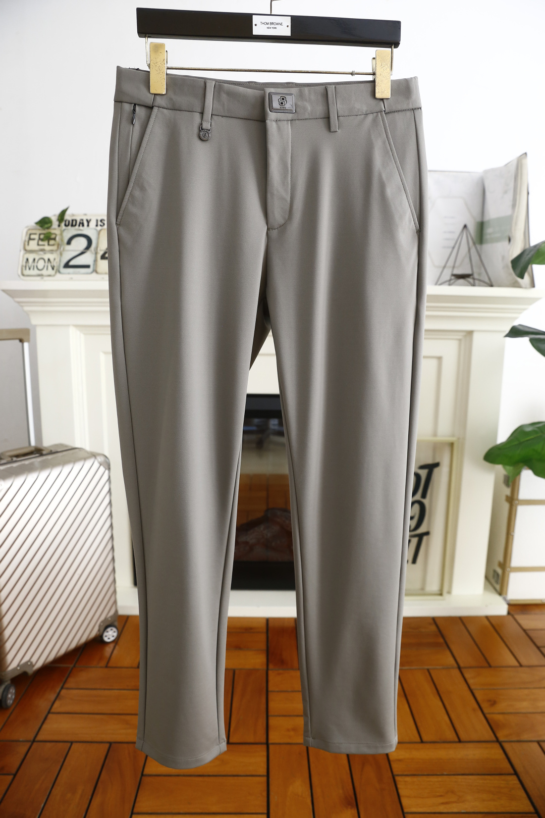 NO:124654,BOSS. 2025 spring fashion new product men's casual trousers!  It uses comfortable and breathable fabric, luxury brand classic LOGO design, and the upper body is comfortable!  No sense of restraint!  The same product for overseas European counters, the upper body is fashionable and sporty, very low-key and luxurious!  The stitching of the turner is delicate and strong!  Perfect three-dimensional tailoring, highly recommend buying the product!  Counter size: 29-38, there are 35!  Shipping the next day!  ,alexander wang19860909BOSS. 2025春季时尚新品男士休闲西裤！采用舒适透气面料,奢华品牌经典LOGO设计 上身随意舒服！无束缚感！海外欧洲专柜同品,上身时尚运动显时尚,很低调且不失奢华品味！车工缝线细致而强悍！完美立体剪裁,强烈推荐购入货色！专柜尺码:29-38,有35！隔天出货！,,alexander wang,Men's clothing