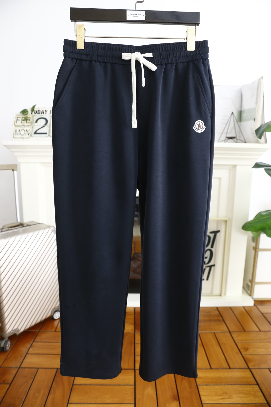 NO:124649,Banded/Mon*ler. 2025 spring new product fashionable men's elastic waist casual pants!  Luxury classic brand letter LOGO design!  Classic and versatile. The classic elements of the luxury brand greatly improve the matching. The fitting style. The insertion bags on both sides are made of customized comfortable and breathable fabrics. The material is made of customer-supplied blended. It is skin-friendly, soft and breathable, and has a good sense of wearing. The full-quality hardware and accessories are ordered, and the spring must-have item!  Counter sizes 29-38, there are 35!  Shipping the next day!  ,Moncler,alexander wang19860909蒙口/Mon*ler. 2025春季新品时尚男士松紧腰休闲裤！奢华经典品牌字母LOGO设计！经典百搭 奢华品牌经典元素大大提升了搭配性 合体的版型 两侧插袋 采用定制舒适透气面料 客供混纺的材质 亲肤柔软透气,有着很好的穿着体感 五金辅料全品相订单,春季必备单品！专柜尺码29-38,有35！隔天出货！,,Moncler,alexander wang,Men's clothing