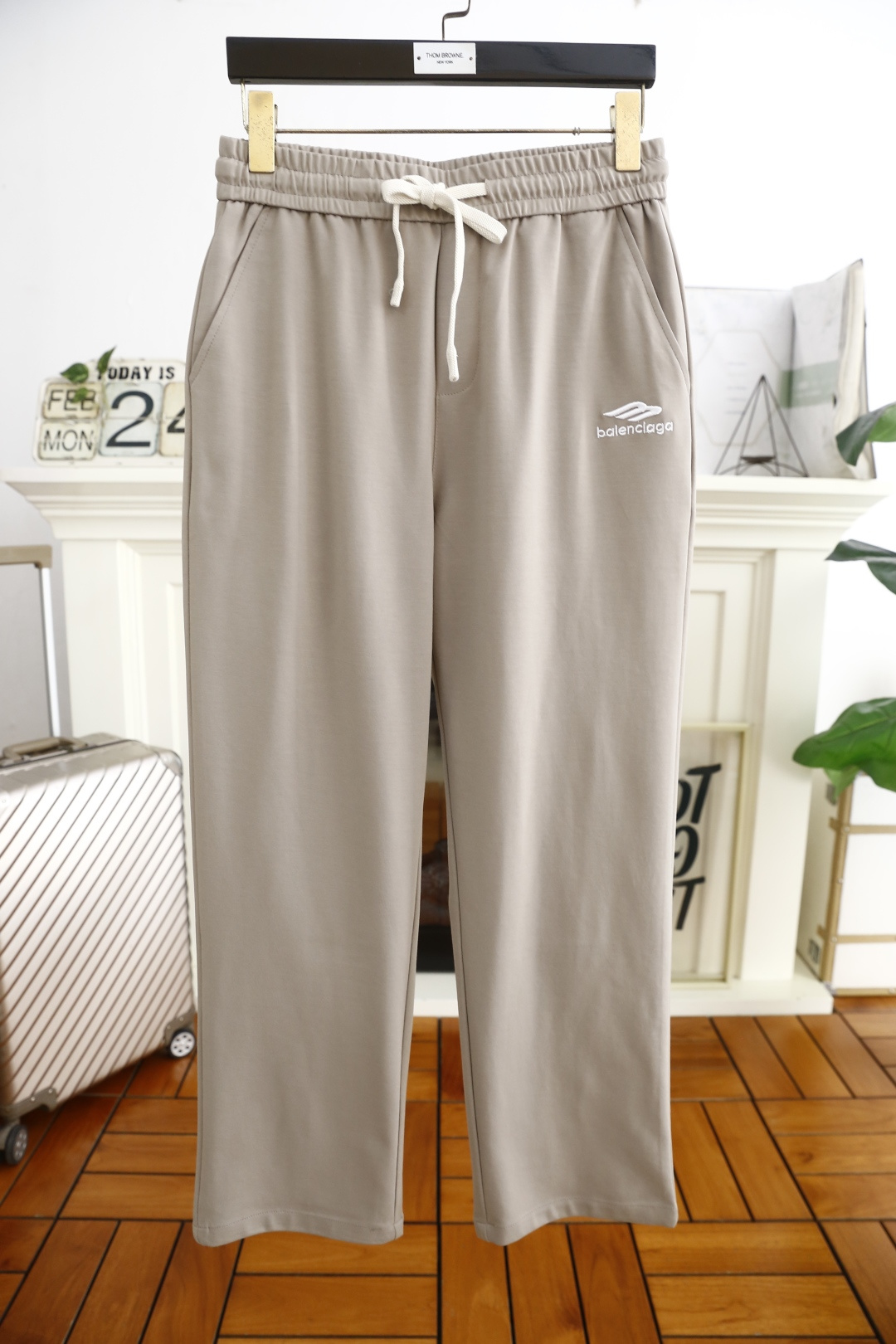 NO:124650,Balenciaga. 2025 spring new product fashionable men's elastic waist casual pants!  Luxury classic brand letter LOGO design!  Classic and versatile. The classic elements of the luxury brand greatly improve the matching. The fitting style. The insertion bags on both sides are made of customized comfortable and breathable fabrics. The material is made of customer-supplied blended. The skin-friendly, soft and breathable, and has a good feeling of wearing. The full-quality hardware and accessories are ordered, and the spring must-have item!  Counter sizes 29-38, there are 35!  Shipping the next day!  ,balenciaga,balenciaga,alexander wang19860909巴黎世家/Balenciaga. 2025春季新品时尚男士松紧腰休闲裤！奢华经典品牌字母LOGO设计！经典百搭 奢华品牌经典元素大大提升了搭配性 合体的版型 两侧插袋 采用定制舒适透气面料 客供混纺的材质 亲肤柔软透气,有着很好的穿着体感 五金辅料全品相订单,春季必备单品！专柜尺码29-38,有35！隔天出货！,,balenciaga,balenciaga,alexander wang,Men's clothing