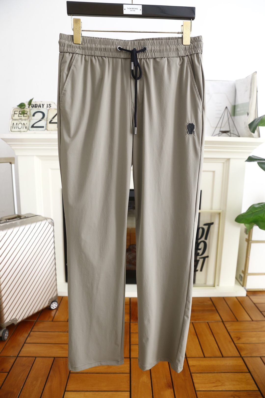 NO:124653,Brunello Cucinelli. 25 new spring fashion men's casual pants!  It uses imported high-end and top comfortable and breathable fabrics, and the luxury brand classic LOGO design is casual and comfortable on the upper body without any restraint!  The same product for overseas European counters, the upper body is fashionable and sporty, very low-key and luxurious!  The stitching of the turner is delicate and strong!  Perfect three-dimensional tailoring, highly recommend buying the product!  Counter sizes 29-38, there are 35!  Shipping the next day!  brunello cucinelli alexander wang19860909Brunello Cucinelli. 25春季新品时尚男士休闲裤！采用进口高档顶级舒适透气面料,奢华品牌经典LOGO设计 上身随意舒服无束缚感！海外欧洲专柜同品,上身时尚运动显时尚,很低调且不失奢华品味！车工缝线细致而强悍！完美立体剪裁,强烈推荐购入货色！专柜尺码29-38,有35！隔天出货！,,brunello cucinelli,alexander wang,Men's clothing