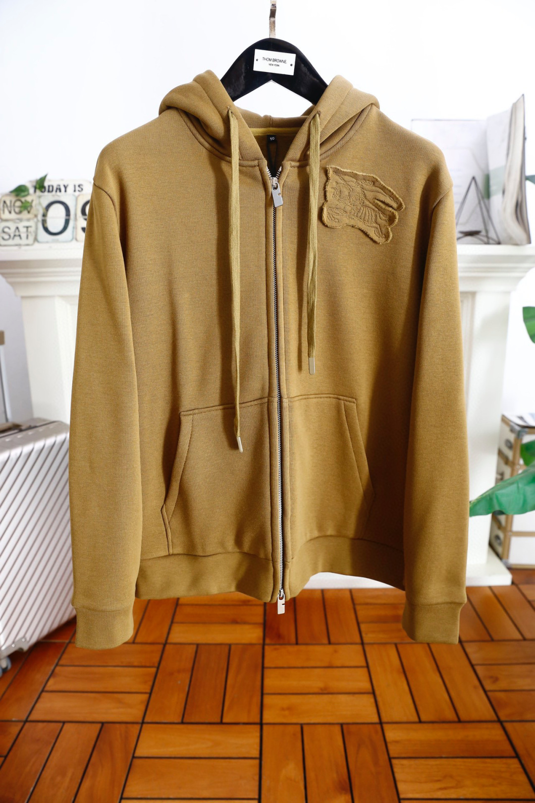 NO:124658,Burb*rry. Autumn Casual Sports Jacket!  Luxury classic hooded style, overseas counter synchronized, chest brand classic logo design high-end customization, anyone can drive easily, inner lining warm fabric, soft and comfortable and stylish, excellent warmth, luxurious fashion craft style, foreign trade company orders, domestic first-tier OEM factories, customized high-density fabrics, luxury classic designs, fashion essentials!  Highly recommended to purchase!  Counter size: M-3XL, shipped the next day!  ,burberry,burberry,jackets & coats,hats,alexander wang19860909巴宝丽/Burb*rry. 秋季休闲运动外套！奢华经典连帽款式 海外专柜同步 胸前品牌经典logo设计高级定制 任何人都可以轻松驾驶 内里拉毛保暖面料 手软舒适有型 保暖极佳,奢华时尚工艺款式,外贸公司订单,国内一线代工厂出品,订制高密度面料,奢华经典设计,时尚必备单品！强烈推荐购入！专柜尺码:M-3XL,隔天出货！,,burberry,burberry,jackets & coats,hats,alexander wang,Men's clothing