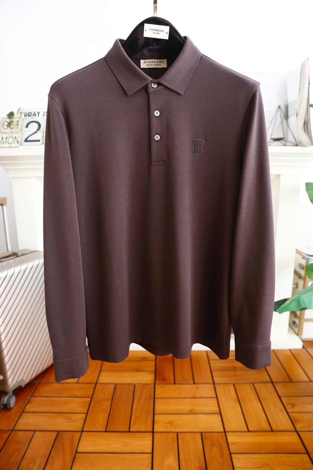 NO:124661,Burbe*ry. Autumn men's long-sleeved lapel polo shirt!  The classic LOGO design of the luxury brand on the chest is made of high-end, top-quality comfortable and warm fabrics, which can be anti-static and comfortable and smooth, and the details are high-end. The classic three-button open and close placket is quite elegant and fashionable. The savoring and charming are very mature.  Extreme luxury enjoyment!  Simple and generous, a must-have item for men!  Counter size 48-56, shipped the next day!  ,burberry,burberry,alexander wang19860909巴宝丽/Burbe*ry. 秋季男士长袖翻领polo衫！胸前奢华品牌经典LOGO设计,采用高档顶级舒适保暖面料保暖极佳 可防静电手感舒适顺滑 ,细节之处尽显高级,经典三扣开合门襟,视觉相当雅致时髦,细品韵味十足,轻熟的配色！奢华极致享受！简单大方,男士必备单品！专柜尺码48-56,隔天出货！,,burberry,burberry,alexander wang,Men's clothing