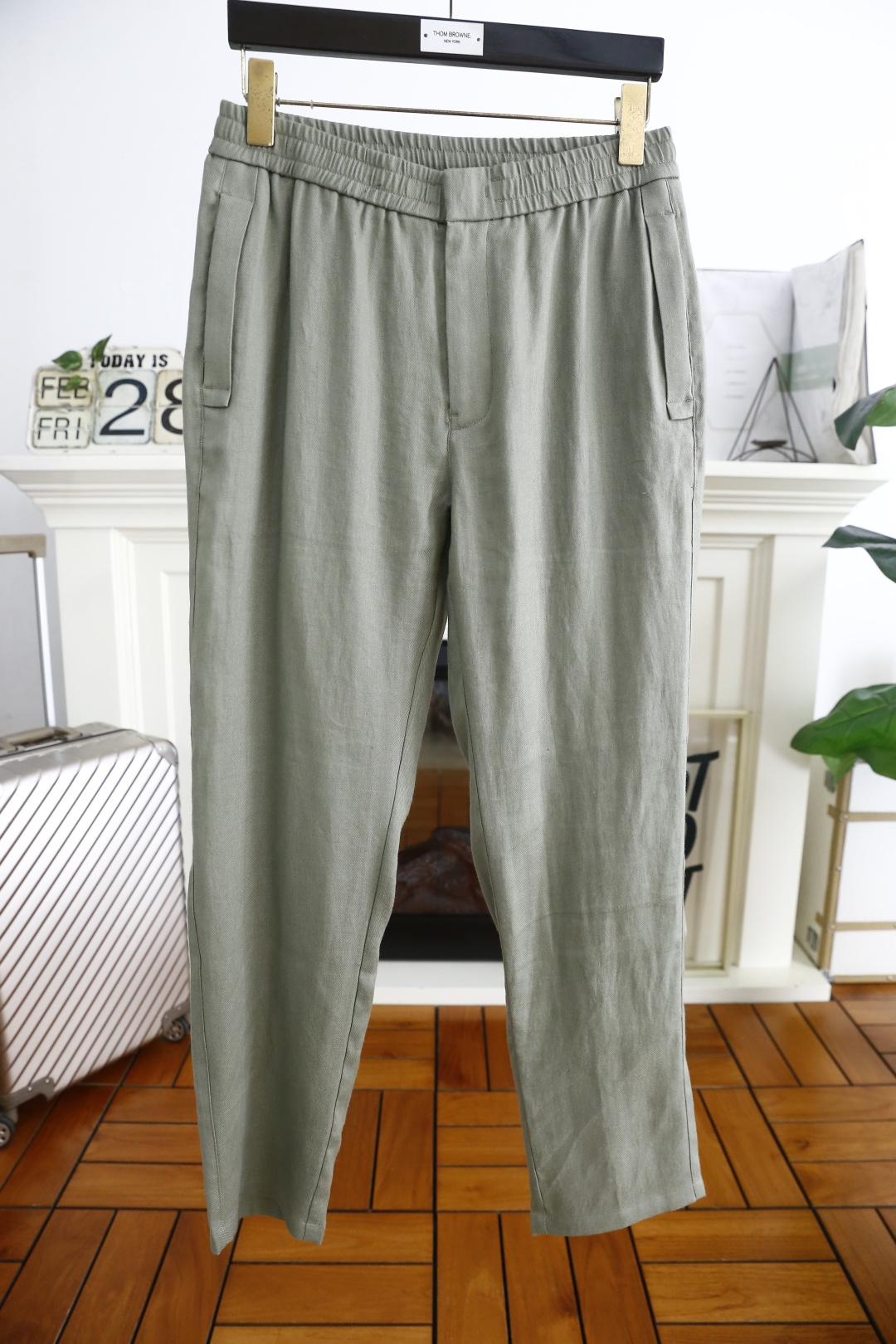 NO:124656,Zenia/Ze*na. 25 new spring fashion men's casual pants!  It uses imported high-end cotton and linen fabrics, with a luxurious brand classic element design, and the upper body is casual and comfortable!  Casual feet paired with unrestrained feeling!  The same product for overseas European counters, the upper body is fashionable and sporty, very low-key and luxurious!  The stitching of the turner is delicate and strong!  Perfect three-dimensional tailoring, highly recommend buying the product!  Counter size M-4XL, shipped the next day!  ,zegna,alexander wang19860909杰尼亚/Ze*na. 25春季新品时尚男士休闲裤！采用进口高档顶级棉麻面料,奢华品牌经典元素设计 上身随意舒服！休闲小脚搭配无束缚感！海外欧洲专柜同品,上身时尚运动显时尚,很低调且不失奢华品味！车工缝线细致而强悍！完美立体剪裁,强烈推荐购入货色！专柜尺码M-4XL,隔天出货！,,zegna,alexander wang,Men's clothing