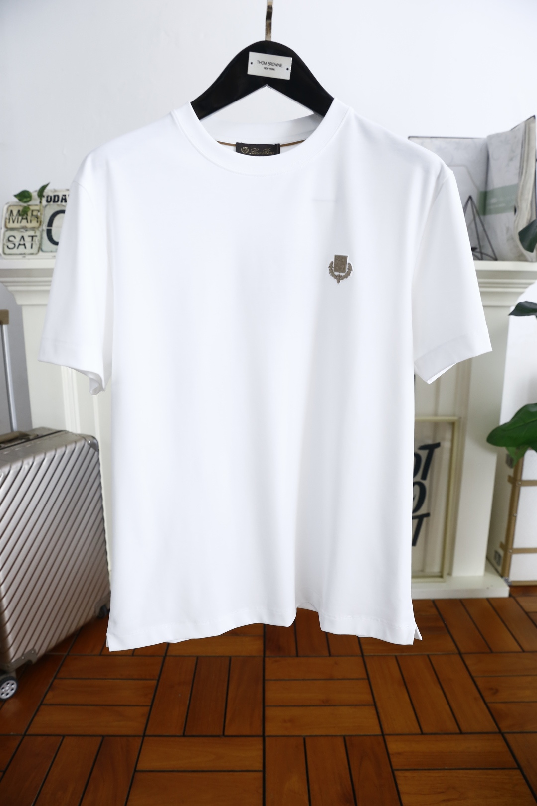 NO:126037,LP. 2025 spring and summer new product fashionable round neck short sleeve high-end top versatile style!  More practical, anyone can easily control it. It uses classic double mercerized fabric craftsmanship and luxurious classic brand letter logo design on the chest, which is very classy and must be entered if you understand the goods!  The style and tailoring are slim styles, which are very exquisite, showing aura and highlighting the exquisiteness of business men. This is the unique feature, the right slim fit, and the upper body effect is very good!  Complete three standards!  Counter size 48-56, shipped the next day!  ,loro piana,T-shirt,alexander wang19860909LP. 2025春夏新品时尚圆领短袖高级顶级百搭款式！更有实用感 任何人都可以轻松驾驭 采用经典双丝光面料工艺 胸前奢华经典品牌字母logo设计,非常显档次懂货的必须入！版型剪裁属于修身款 非常精致,显气场,又会凸显商务男士的精致,这就是独到之处,恰到好处的修身,上身效果非常赞！三标齐全！专柜尺码48-56,隔天出货！,,loro piana,T-shirt,alexander wang,Men's clothing