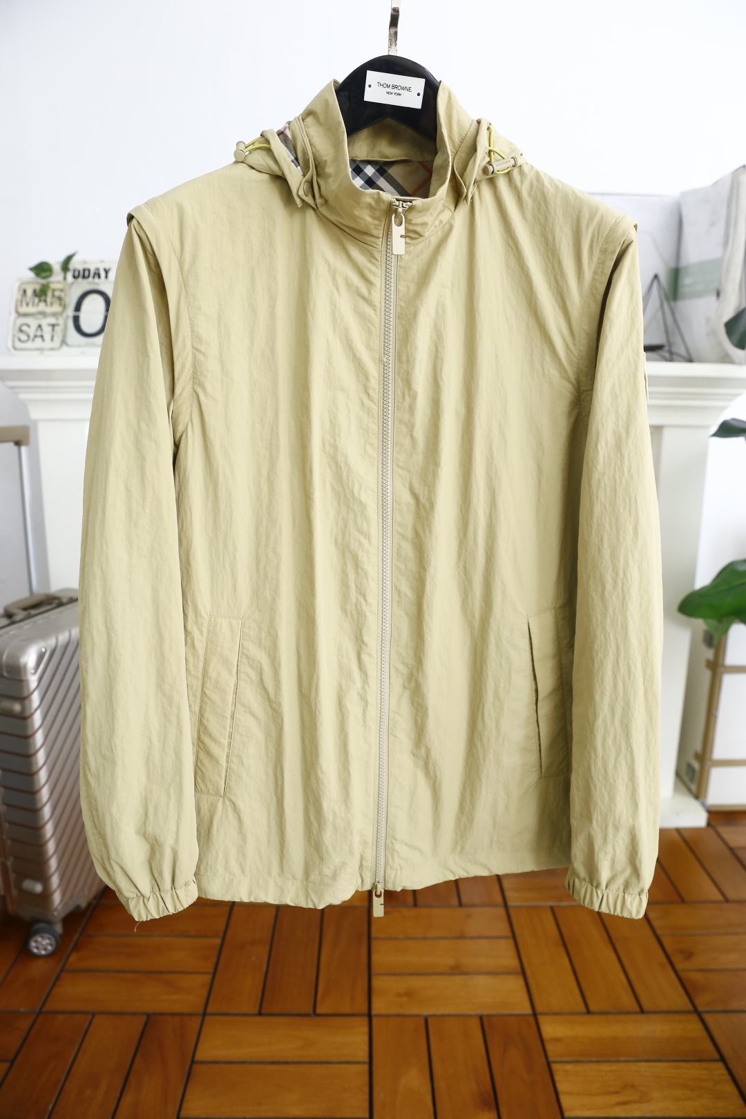 NO:126034,Burbe*ry. 2025 spring new product fashion original single sunscreen clothing market highest version sleeve removable can be worn in two ways luxury classic brand original logo design high-end customization, anyone can drive easily, imported high-end quick-drying fabric, soft hand, comfortable and stylish, breathable and refreshing! Luxury fashion craftsmanship styles, foreign trade company orders, domestic first-tier OEM factories, customized high-density fabrics, luxurious classic designs, and fashion essentials! Highly recommended to purchase! Complete three standards! Counter size: 48-56, shipped the next day! ,burberry,burberry,alexander wang19860909巴宝丽/Burbe*ry. 2025春季新品时尚原單防晒衣市场最高版本袖子可卸可两种穿法奢华经典品牌原版logo设计高级定制 任何人都可以轻松驾驶 进口高档速干面料 手软舒适有型 透气清爽！奢华时尚工艺款式,外贸公司订单,国内一线代工厂出品,订制高密度面料,奢华经典设计,时尚必备单品！强烈推荐购入！三标齐全！专柜尺码:48-56,隔天出货！,,burberry,burberry,alexander wang,Men's clothing