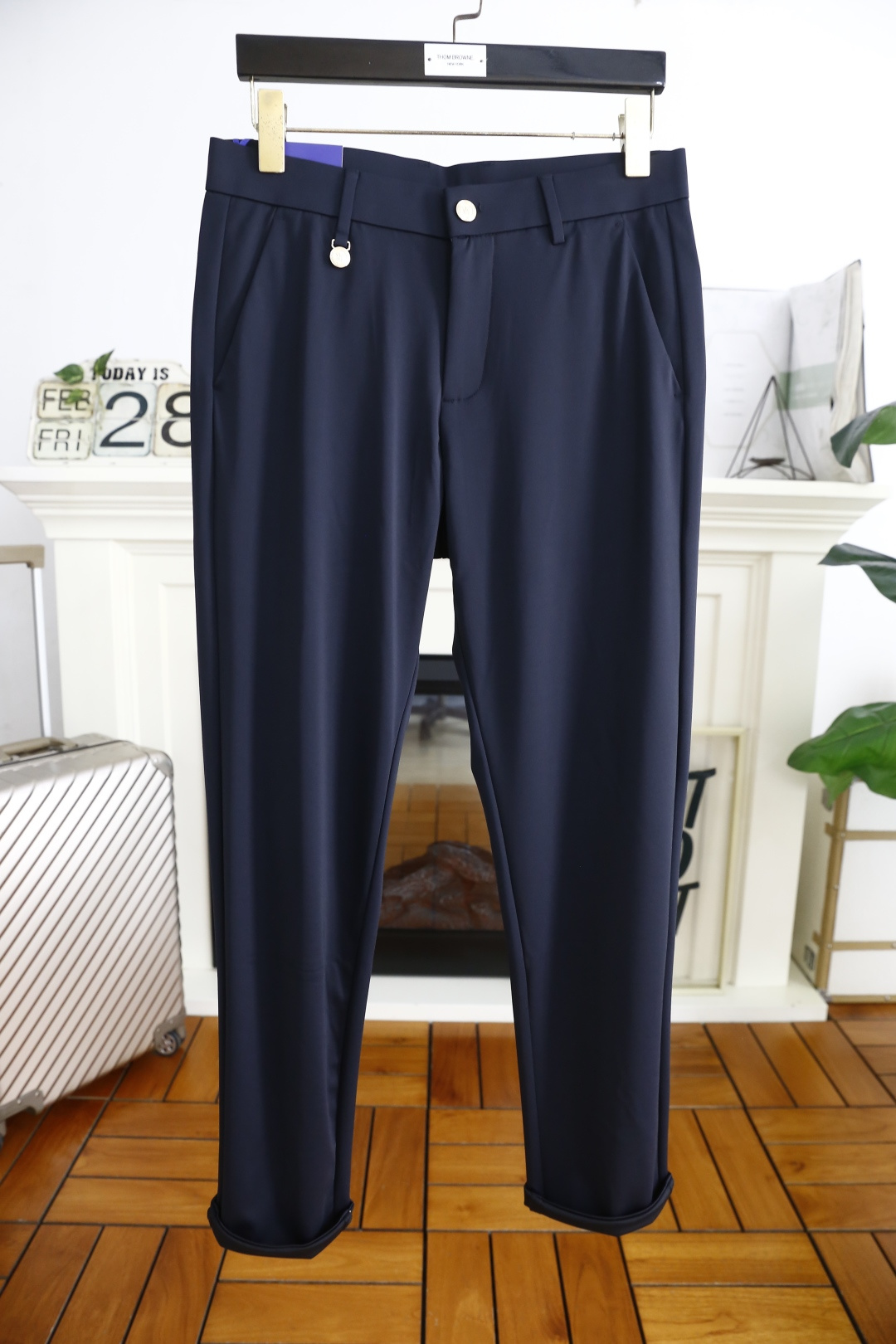 NO:126028,TF. 2025 spring fashion new product for men's casual trousers!  Use comfortable and breathable fabric, luxurious and classic custom LOGO design, and the upper body is comfortable!  No sense of restraint!  The same product for overseas European counters, the upper body is fashionable and sporty, very low-key and luxurious!  The stitching of the turner is delicate and strong!  Perfect three-dimensional tailoring, highly recommend buying the product!  Counter size: 29-40, no 37!  Shipping the next day!  ,,tom ford,alexander wang19860909TF. 2025春季时尚新品男士休闲西裤！采用舒适透气面料,奢华经典定制LOGO设计 上身随意舒服！无束缚感！海外欧洲专柜同品,上身时尚运动显时尚,很低调且不失奢华品味！车工缝线细致而强悍！完美立体剪裁,强烈推荐购入货色！专柜尺码:29-40,无37！隔天出货！,,tom ford,alexander wang,Men's clothing