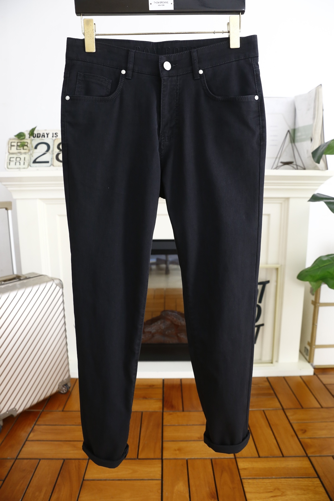 NO:126021,TF. 25 spring new product original single high-end men's casual pants!  Luxury classic brand letter LOGO accessories, hot-selling models for overseas counters, very comfortable to wear, low-key and luxurious, very classy when worn, no need to say much about the trouser style and cutting, the upper body is exquisite and vivid, high-end and top-grade material, truly palace-grade denim selection, high-end top-washing denim fabric, excellent quality, heavy washing makes the pants very soft!  Not picky about others, the upper body is absolutely stylish and extremely luxurious. Counter size 29-40, no 37!  Shipping the next day!  ,,tom ford,alexander wang19860909TF. 25春季新品原单高端男士休闲裤！奢华经典品牌字母LOGO配饰 海外专柜热销款 身穿着非常舒适 低调不失奢华 穿出去非常有档次 裤型款式和裁剪亦无需多言 上身精致跃然高档一等一顶级质料 真正殿堂级的牛仔布选用 高档顶级洗水牛仔面料,品质卓然,经过重水洗使得裤子很柔软！不挑人 上身绝对的有型 极度奢华. 专柜尺码 29-40,无37！隔天出货！,,tom ford,alexander wang,Men's clothing
