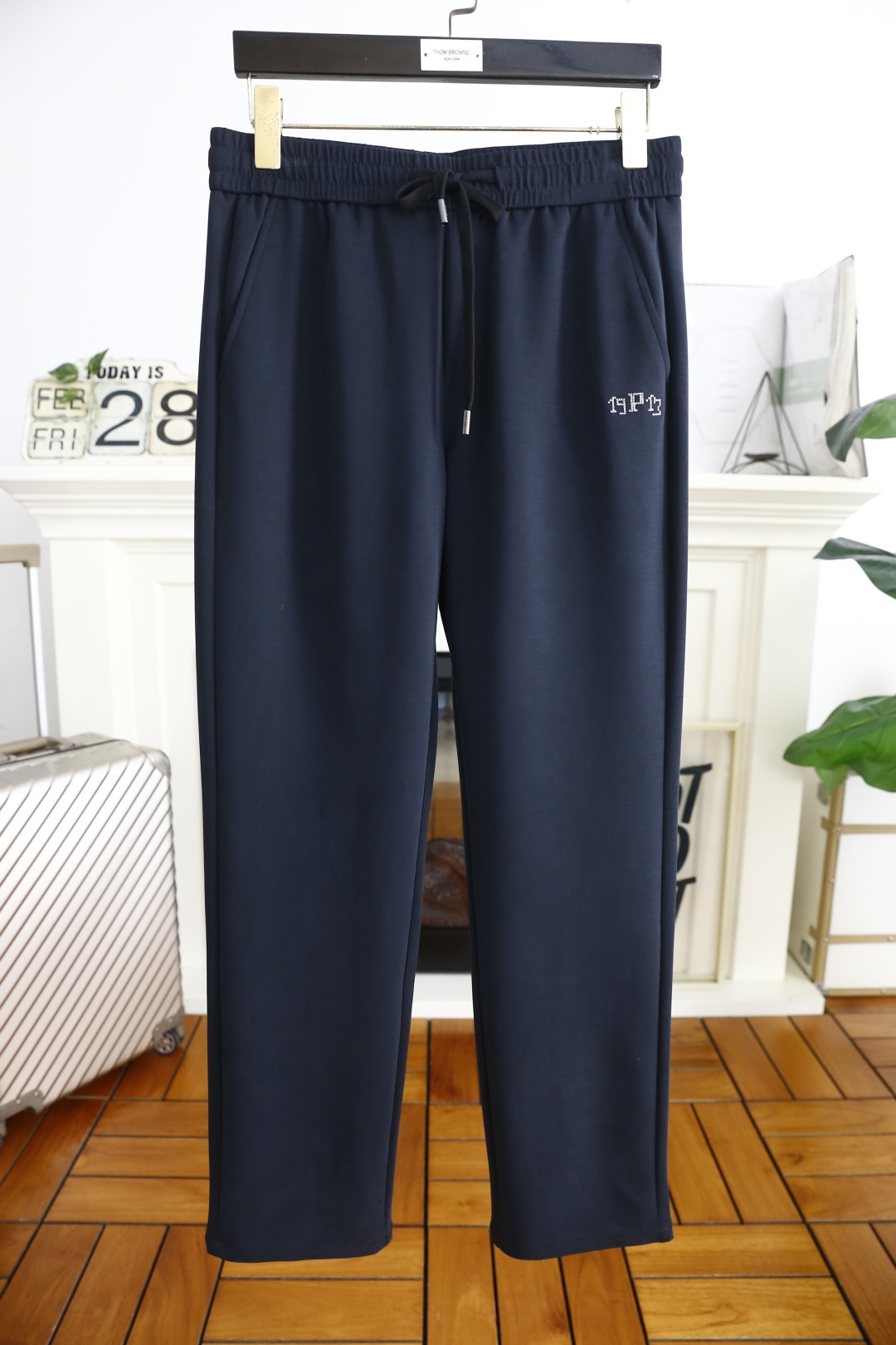 NO:126030,Pula*/Pr*da. 2025 spring new product fashionable men's elastic waist casual pants!  Luxury classic brand letter LOGO design!  Classic and versatile. The classic elements of the luxury brand greatly improve the matching. The fitting style. The insertion bags on both sides are made of customized comfortable and breathable fabrics. The material is made of customer-supplied blended. The skin-friendly, soft and breathable, and has a good feeling of wearing. The full-quality hardware and accessories are ordered, and the spring must-have item!  Counter size 29-40, no 37!  Shipping the next day!  ,prada,alexander wang19860909普拉*/Pr*da. 2025春季新品时尚男士松紧腰休闲裤！奢华经典品牌字母LOGO设计！经典百搭 奢华品牌经典元素大大提升了搭配性 合体的版型 两侧插袋 采用定制舒适透气面料 客供混纺的材质 亲肤柔软透气,有着很好的穿着体感 五金辅料全品相订单,春季必备单品！专柜尺码29-40,无37！隔天出货！,,prada,alexander wang,Men's clothing