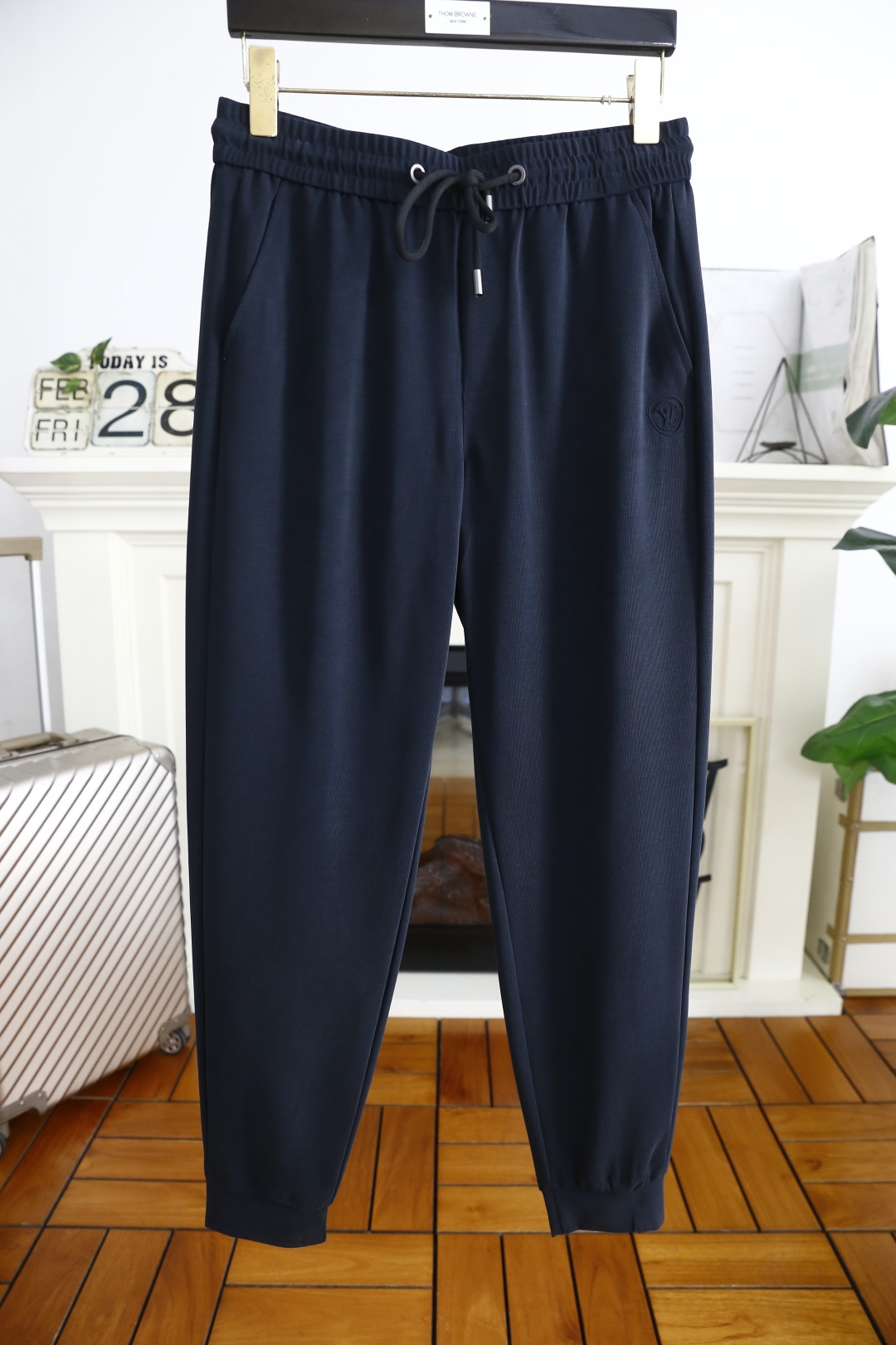 NO:126032,Louis Vuitton. New spring and summer fashion men's casual pants!  It uses imported high-end and top comfortable and breathable fabrics, and the luxury brand's classic letter LOGO design, which is casual and comfortable on the upper body!  Casual closure pairing is unrestrained!  The same product for overseas European counters, the upper body is fashionable and sporty, very low-key and luxurious!  The stitching of the turner is delicate and strong!  Perfect three-dimensional tailoring, highly recommend buying the product!  Counter size 29-40, no 37!  Shipping the next day!  ,,louis vuitton,alexander wang19860909路易威登. 25春夏新品时尚男士休闲裤！采用进口高档顶级舒适透气面料,奢华品牌经典字母LOGO设计 上身随意舒服！休闲收口搭配无束缚感！海外欧洲专柜同品,上身时尚运动显时尚,很低调且不失奢华品味！车工缝线细致而强悍！完美立体剪裁,强烈推荐购入货色！专柜尺码29-40,无37！隔天出货！,,louis vuitton,alexander wang,Men's clothing