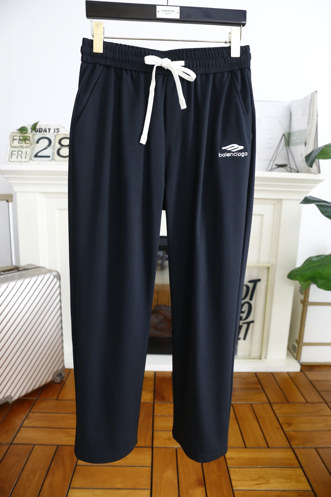 NO:126016,Balenciaga. 2025 spring new product fashionable men's elastic waist casual pants!  Luxury classic brand letter LOGO design!  Classic and versatile. The classic elements of the luxury brand greatly improve the matching. The fitting style. The insertion bags on both sides are made of customized comfortable and breathable fabrics. The material is made of customer-supplied blended. It is skin-friendly, soft and breathable, and has a good sense of wearing. The full-quality hardware and accessories are ordered, and the spring must-have item!  Counter size 29-40, no 37!  Shipping the next day!  ,balenciaga,balenciaga,alexander wang19860909巴黎世家/Balenciaga. 2025春季新品时尚男士松紧腰休闲裤！奢华经典品牌字母LOGO设计！经典百搭 奢华品牌经典元素大大提升了搭配性 合体的版型 两侧插袋 采用定制舒适透气面料 客供混纺的材质 亲肤柔软透气,有着很好的穿着体感 五金辅料全品相订单,春季必备单品！专柜尺码29-40,无37！隔天出货！,,balenciaga,balenciaga,alexander wang,Men's clothing