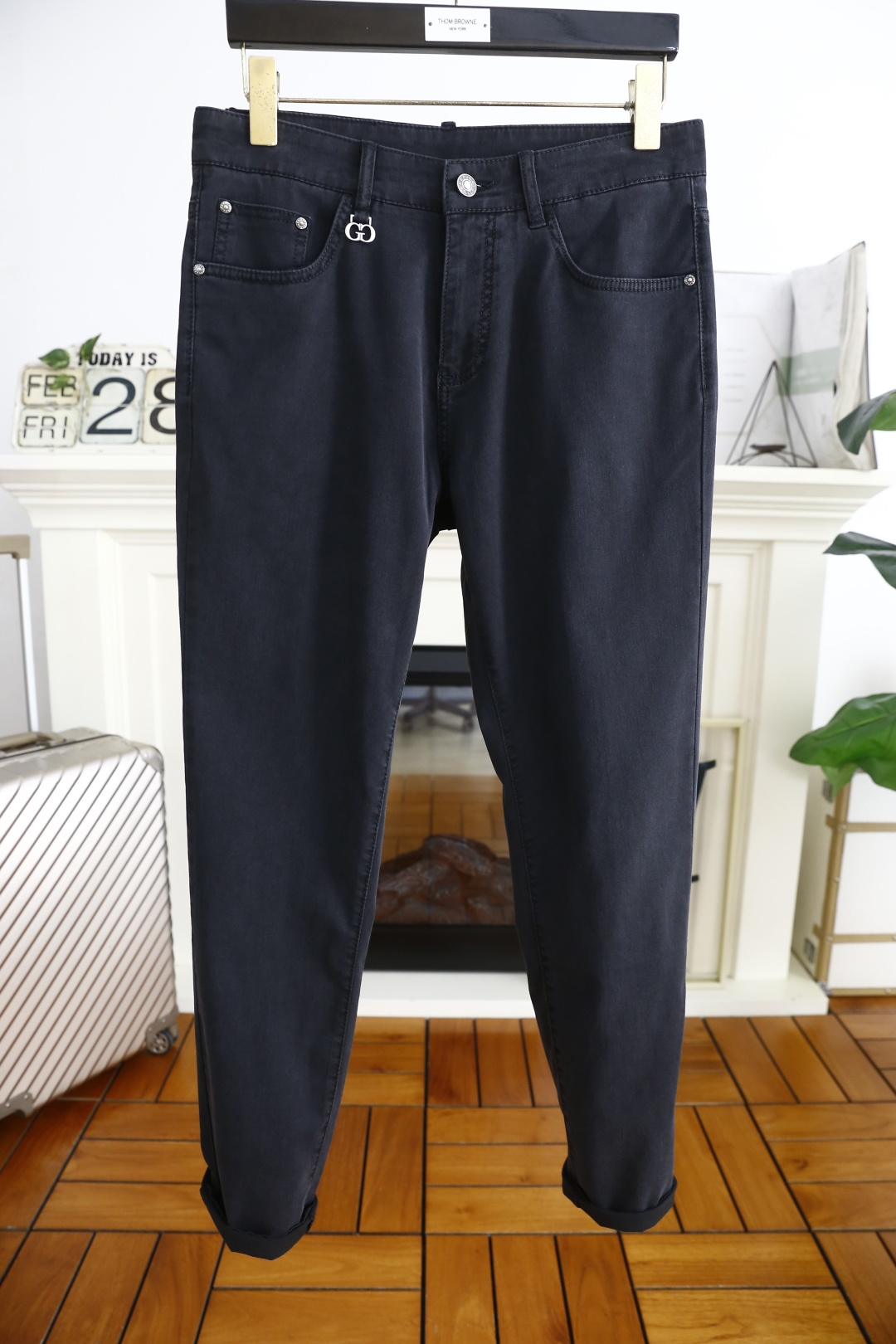 NO:126019,Gucci/G*cci. 25 spring new product original single high-end men's casual pants!  Luxury classic brand customized LOGO accessories, hot-selling models for overseas counters, very comfortable to wear, low-key and luxurious, very classy when worn, no need to say much about the trouser style and cutting. The upper body is exquisite and vivid, high-end and top-grade material. The selection of real palace-grade denim. High-end top-washed denim fabric, excellent quality, and heavy washing makes the pants very soft!  Not picky about others, the upper body is absolutely stylish and extremely luxurious. Counter size 29-40, no 37!  Shipping the next day!  ,gucci,alexander wang19860909古驰/G*cci. 25春季新品原单高端男士休闲裤！奢华经典品牌定制LOGO配饰 海外专柜热销款 身穿着非常舒适 低调不失奢华 穿出去非常有档次 裤型款式和裁剪亦无需多言 上身精致跃然高档一等一顶级质料 真正殿堂级的牛仔布选用 高档顶级洗水牛仔面料,品质卓然,经过重水洗使得裤子很柔软！不挑人 上身绝对的有型 极度奢华. 专柜尺码 29-40,无37！隔天出货！,,gucci,alexander wang,Men's clothing