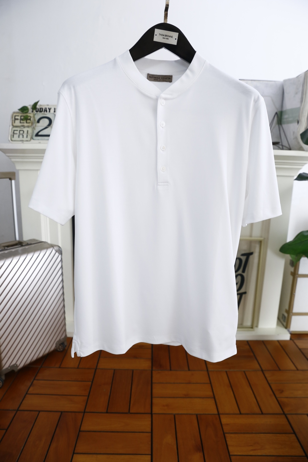 NO:126035,Baodie Home/bv. 2025 spring and summer new product for men's short-sleeved fashion and exquisite four-button neckline design!  High-end custom versatile styles that anyone can easily control. Use high-end top-grade long-length cotton fabric!  Luxury classic element design, very high-end and must-have if you understand the goods!  The style and tailoring are slim styles, which are very exquisite, showing aura and highlighting the exquisiteness of business men. This is the unique feature, the right slim fit, and the upper body effect is very good!  Counter sizes 48-58, shipped the next day!  ,,bottega veneta,bottega veneta,T-shirt,alexander wang19860909葆蝶家/bv. 2025春夏新品男士短袖时尚精致四扣领口设计！高级定制百搭款式 任何人都可以轻松驾驭 采用高档顶级长绒棉面料！奢华经典元素设计,非常显档次懂货的必须入！版型剪裁属于修身款 非常精致,显气场,又会凸显商务男士的精致,这就是独到之处,恰到好处的修身,上身效果非常赞！专柜尺码48-58,隔天出货！,,bottega veneta,bottega veneta,T-shirt,alexander wang,Men's clothing