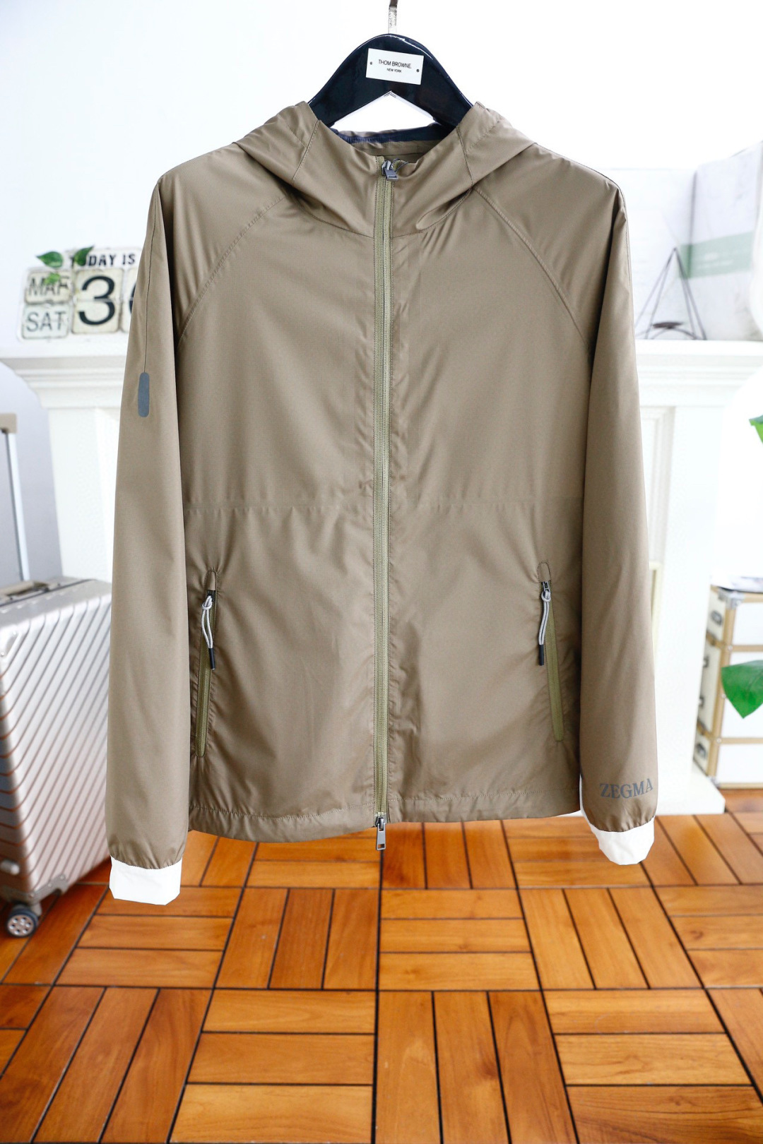 NO:126027,Jenny*/Zeg*a. 25 men's spring high-end ready-to-wear, full of classic hooded jacket!  Let you feel the unique handsomeness. It uses imported quick-drying fabrics. The gentle and comfortable texture is only known by buying them. Make a fashion taste. The perfect fit style. All details look very exquisite. Visually high-end and atmospheric, high-quality, good style. The quality of the original high-end hardware accessories is absolutely first-class. Wear a unique lifestyle. Fashionable and super cold resistance, comfortable and warm. A good product with impeccable quality!  This fashion that highlights the charm of men is never out of date and is definitely worth entering the cabinet!  Counter size 48-56, shipped the next day!  ,zegna,jackets & coats,hats,alexander wang19860909杰尼*/Zeg*a. 25男士春季高级成衣 十足腔调经典连帽夹克！让你感受与众不同的帅气 采用进口速干面料 轻柔舒适质感只有入手才知道 做出时装味道 完美合身版型 所有细节都显得非常的精致 视觉上高端大气,高品质,好版型,原版高档五金配件的品质绝对一流.穿出一种独特的生活方式 时尚且拥有超强的抗寒性 舒适保暖 品质无可挑剔的好货 ！这款更加彰显男性魅力的时装 永不过时 绝对值得入柜！专柜尺码48-56,隔天出货！,,zegna,jackets & coats,hats,alexander wang,Men's clothing