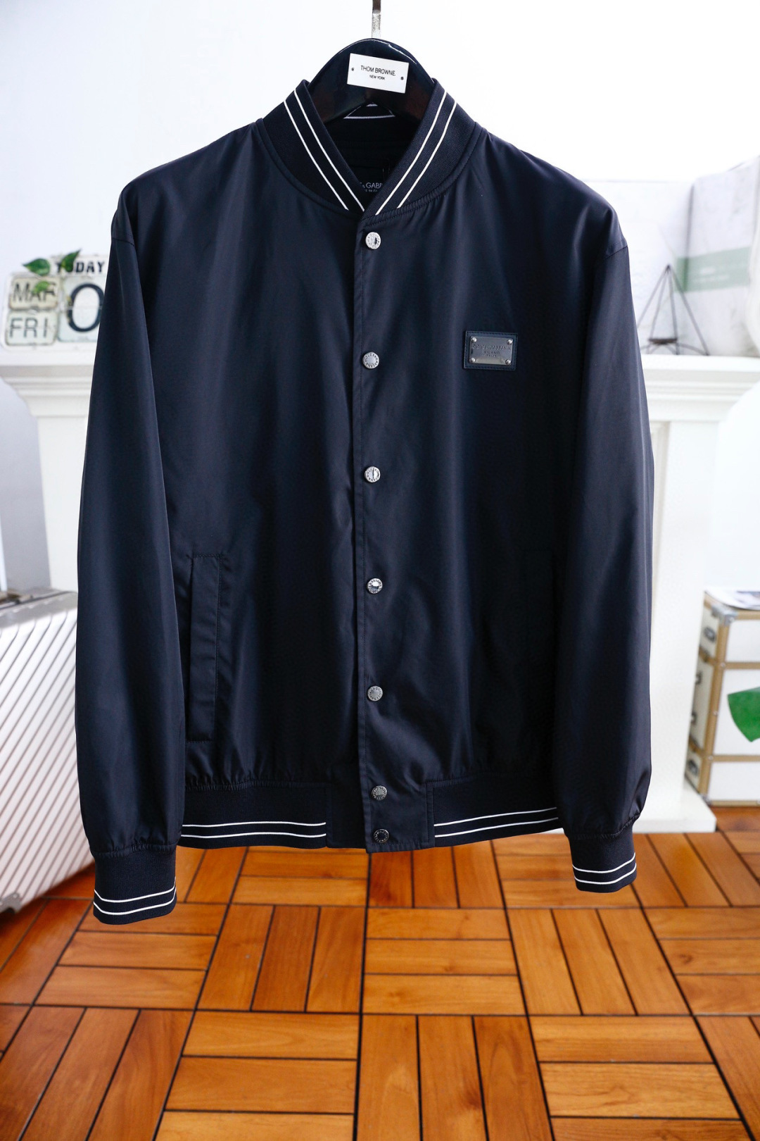 NO:126029,Dolce & Gabbana. 25 Spring Men's Jacket!  Trading company channel goods, a very popular single item!  Classic button design, luxurious classic brand letter logo design, with very distinctive recognition and stunning effects, demonstrating the extremely high brand fashion proposition, perfectly interpreting the brand's characteristics and soul!  Customer-supplied high-end customized fabrics are made of high-quality materials, with very delicate textures, exquisite and exquisite details and exquisite auxiliary materials. They are all supplied by foreign merchants. They are a single item with extremely high shaping. The shape on the street is absolutely eye-catching, and it is an excellent equipment that can be selected from thousands of people!  Counter size 48-56, shipped the next day!  ,Dolce & Gabbana,Dolce & Gabbana,jackets & coats,alexander wang19860909杜嘉班纳/Dolce & Gabbana. 25春季男士夹克！贸易公司渠道货 人气极高的一款单品！经典扣子设计奢华经典品牌字母logo设计,辨识度非常鲜明,效果惊艳,彰显了极高的品牌时髦主张,完美诠释了品牌的特质及灵魂所在！客供高档定制面料高克重材质,质感非常细腻,细节工艺精湛考究,辅料皆为外商客供,塑造性极高的一款单品,出街造型绝对招眼吸睛,万里挑一的绝佳装备！专柜尺码48-56,隔天出货！,,Dolce&Gabbana,Dolce&Gabbana,jackets & coats,alexander wang,Men's clothing