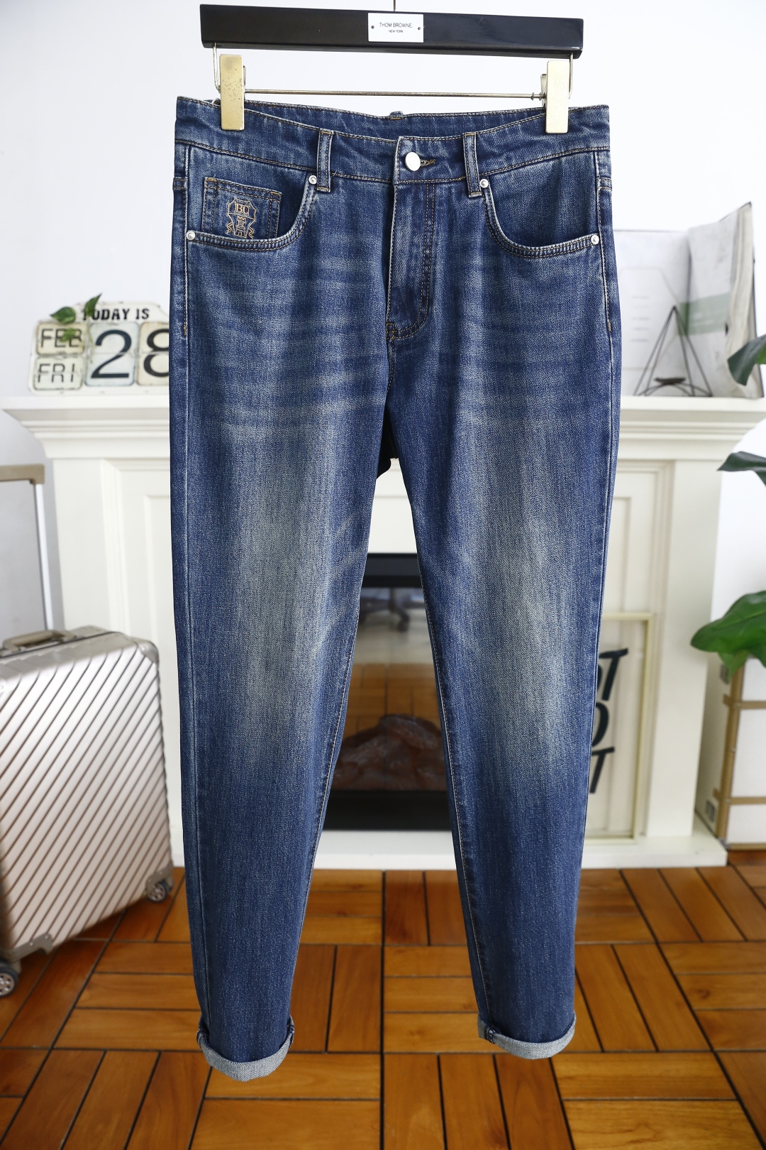 NO:126056,Brunello Cucinelli. 25 spring new product original single high-end men's jeans!  Luxury classic brand LOGO accessories, hot-selling models for counters, very comfortable to wear, low-key and luxurious, very classy when worn, no need to say much about the trouser style and cutting. The upper body is exquisite and vivid, high-end and top-grade material. The selection of real palace-grade denim. High-end top-washed denim fabric, excellent quality, and heavy washing makes the pants very soft!  Not picky about others, the upper body is absolutely stylish and extremely luxurious. Counter size 29-40, no 37!  Shipping the next day!  brunello cucinelli jeans alexander wang19860909Brunello Cucinelli. 25春季新品原单高端男士牛仔裤！奢华经典品牌LOGO配饰 专柜热销款 身穿着非常舒适 低调不失奢华 穿出去非常有档次 裤型款式和裁剪亦无需多言 上身精致跃然高档一等一顶级质料 真正殿堂级的牛仔布选用 高档顶级洗水牛仔面料,品质卓然,经过重水洗使得裤子很柔软！不挑人 上身绝对的有型 极度奢华. 专柜尺码 29-40,无37！隔天出货！,,brunello cucinelli,jeans,alexander wang,Men's clothing