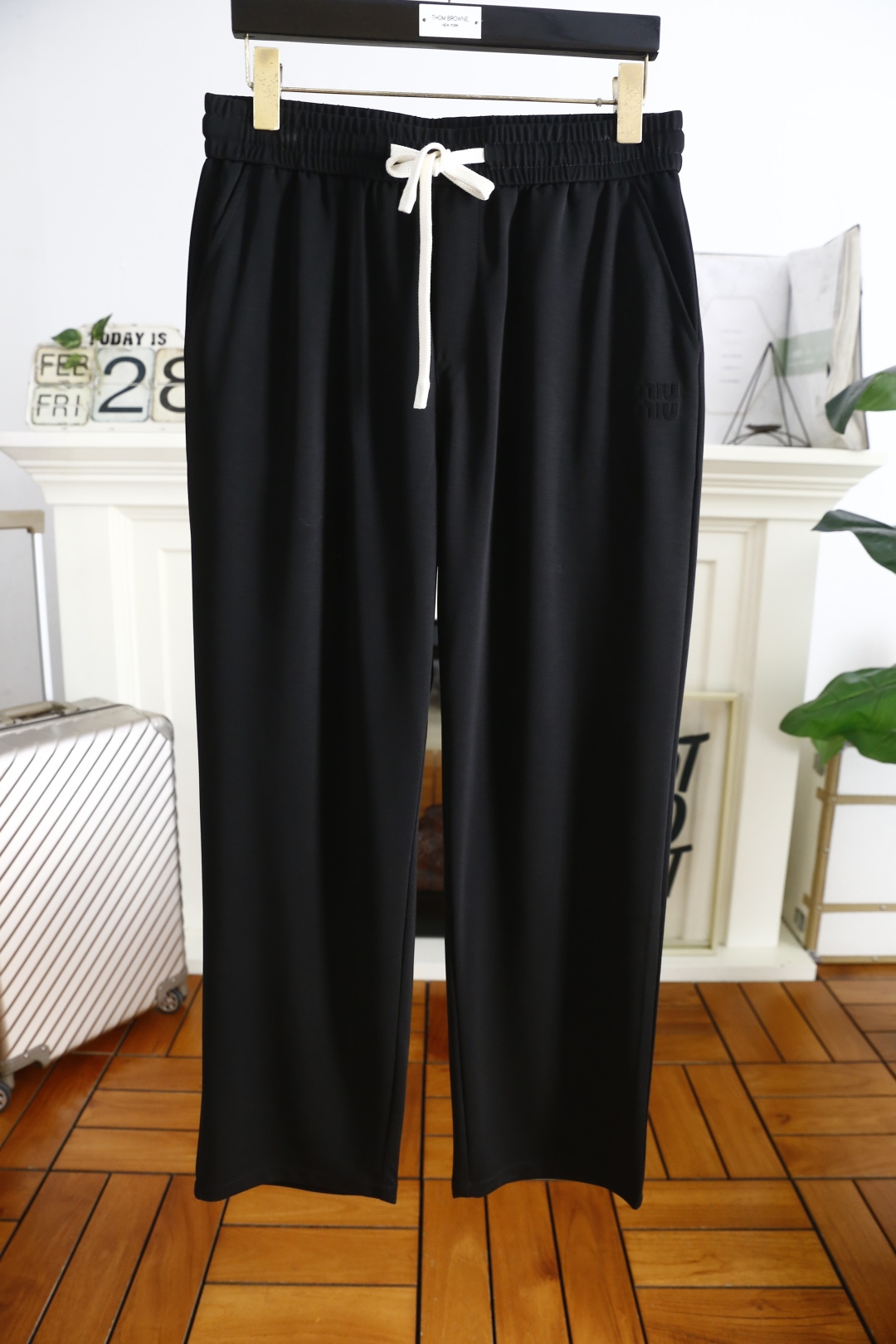 NO:126059,miumiu. 2025 spring new product fashionable men's elastic waist casual pants!  Luxury classic brand letter LOGO design!  Classic and versatile. The classic elements of the luxury brand greatly improve the matching. The fitting style. The insertion bags on both sides are made of customized comfortable and breathable fabrics. The material is made of customer-supplied blended. The skin-friendly, soft and breathable, and has a good feeling of wearing. The full-quality hardware and accessories are ordered, and the spring must-have item!  Counter size 29-40, no 37!  Shipping the next day!  ,miumiu,alexander wang19860909miumiu. 2025春季新品时尚男士松紧腰休闲裤！奢华经典品牌字母LOGO设计！经典百搭 奢华品牌经典元素大大提升了搭配性 合体的版型 两侧插袋 采用定制舒适透气面料 客供混纺的材质 亲肤柔软透气,有着很好的穿着体感 五金辅料全品相订单,春季必备单品！专柜尺码29-40,无37！隔天出货！,,miumiu,alexander wang,Men's clothing