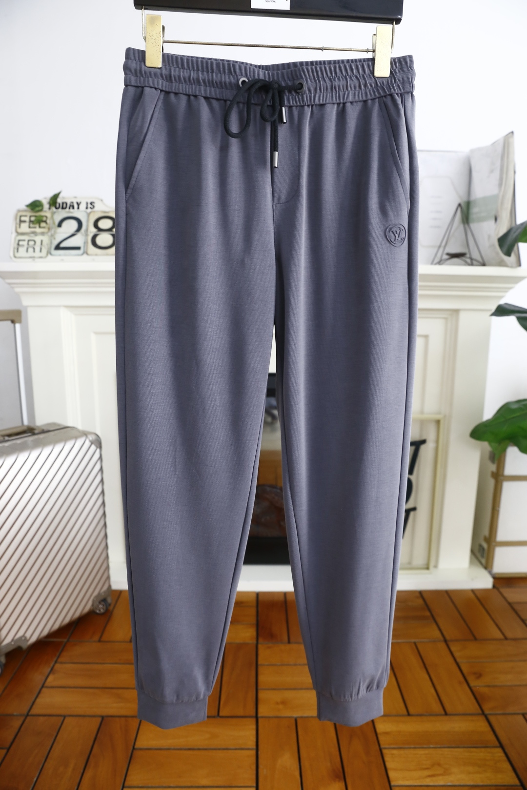 NO:126040,Louis Vuitton. New spring and summer fashion men's casual pants!  It uses imported high-end and top comfortable and breathable fabrics, and the luxury brand's classic letter LOGO design, which is casual and comfortable on the upper body!  Casual closure pairing is unrestrained!  The same product for overseas European counters, the upper body is fashionable and sporty, very low-key and luxurious!  The stitching of the turner is delicate and strong!  Perfect three-dimensional tailoring, highly recommend buying the product!  Counter size 29-40, no 37!  Shipping the next day!  ,,louis vuitton,alexander wang19860909路易威登. 25春夏新品时尚男士休闲裤！采用进口高档顶级舒适透气面料,奢华品牌经典字母LOGO设计 上身随意舒服！休闲收口搭配无束缚感！海外欧洲专柜同品,上身时尚运动显时尚,很低调且不失奢华品味！车工缝线细致而强悍！完美立体剪裁,强烈推荐购入货色！专柜尺码29-40,无37！隔天出货！,,louis vuitton,alexander wang,Men's clothing