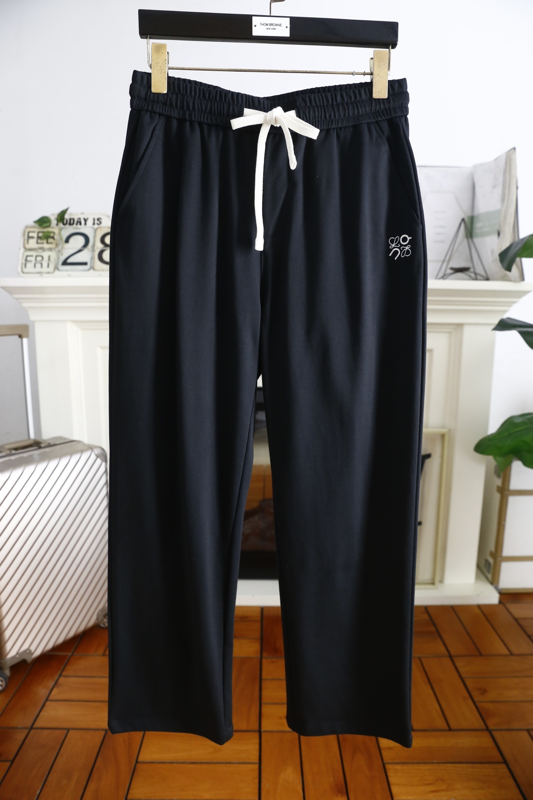 NO:126036,Luo Yiwei. 2025 spring new product fashionable men's elastic waist casual pants!  Luxury classic brand letter LOGO design!  Classic and versatile. The classic elements of the luxury brand greatly improve the matching. The fitting style. The insertion bags on both sides are made of customized comfortable and breathable fabrics. The material is made of customer-supplied blended. It is skin-friendly, soft and breathable, and has a good sense of wearing. The full-quality hardware and accessories are ordered, and the spring must-have item!  Counter size 29-40, no 37!  Shipping the next day!  ,loewe,alexander wang19860909罗意威. 2025春季新品时尚男士松紧腰休闲裤！奢华经典品牌字母LOGO设计！经典百搭 奢华品牌经典元素大大提升了搭配性 合体的版型 两侧插袋 采用定制舒适透气面料 客供混纺的材质 亲肤柔软透气,有着很好的穿着体感 五金辅料全品相订单,春季必备单品！专柜尺码29-40,无37！隔天出货！,,loewe,alexander wang,Men's clothing