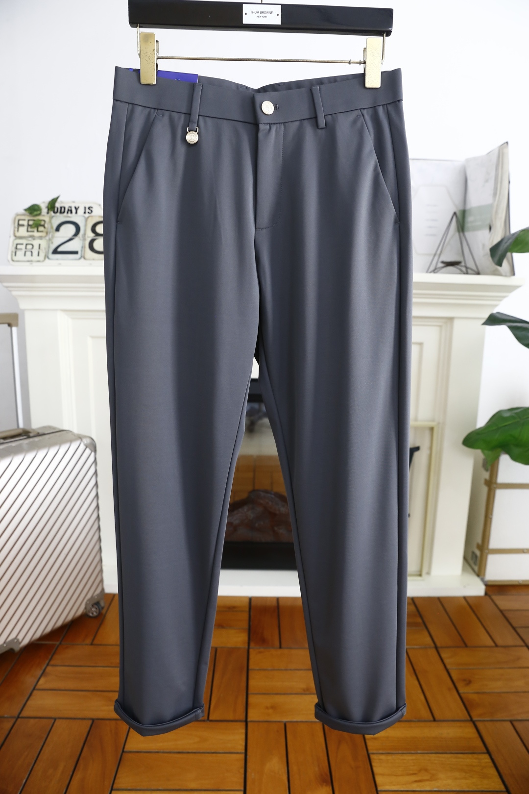 NO:126050,TF. 2025 spring fashion new product for men's casual trousers!  Use comfortable and breathable fabric, luxurious and classic custom LOGO design, and the upper body is comfortable!  No sense of restraint!  The same product for overseas European counters, the upper body is fashionable and sporty, very low-key and luxurious!  The stitching of the turner is delicate and strong!  Perfect three-dimensional tailoring, highly recommend buying the product!  Counter size: 29-40, no 37!  Shipping the next day!  ,,tom ford,alexander wang19860909TF. 2025春季时尚新品男士休闲西裤！采用舒适透气面料,奢华经典定制LOGO设计 上身随意舒服！无束缚感！海外欧洲专柜同品,上身时尚运动显时尚,很低调且不失奢华品味！车工缝线细致而强悍！完美立体剪裁,强烈推荐购入货色！专柜尺码:29-40,无37！隔天出货！,,tom ford,alexander wang,Men's clothing