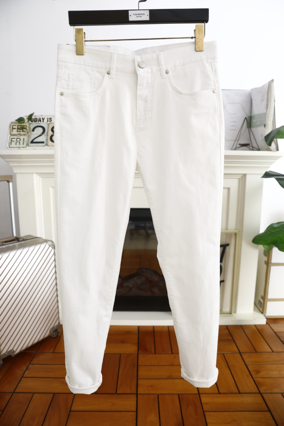 NO:126053,TF. 25 spring new product original single high-end men's casual pants!  Luxury classic brand letter LOGO accessories, hot-selling models for overseas counters, very comfortable to wear, low-key and luxurious, very classy when worn, no need to say much about the trouser style and cutting, the upper body is exquisite and vivid, high-end and top-grade material, truly palace-grade denim selection, high-end top-washing denim fabric, excellent quality, heavy washing makes the pants very soft!  Not picky about others, the upper body is absolutely stylish and extremely luxurious. Counter size 29-40, no 37!  Shipping the next day!  ,,tom ford,alexander wang19860909TF. 25春季新品原单高端男士休闲裤！奢华经典品牌字母LOGO配饰 海外专柜热销款 身穿着非常舒适 低调不失奢华 穿出去非常有档次 裤型款式和裁剪亦无需多言 上身精致跃然高档一等一顶级质料 真正殿堂级的牛仔布选用 高档顶级洗水牛仔面料,品质卓然,经过重水洗使得裤子很柔软！不挑人 上身绝对的有型 极度奢华. 专柜尺码 29-40,无37！隔天出货！,,tom ford,alexander wang,Men's clothing