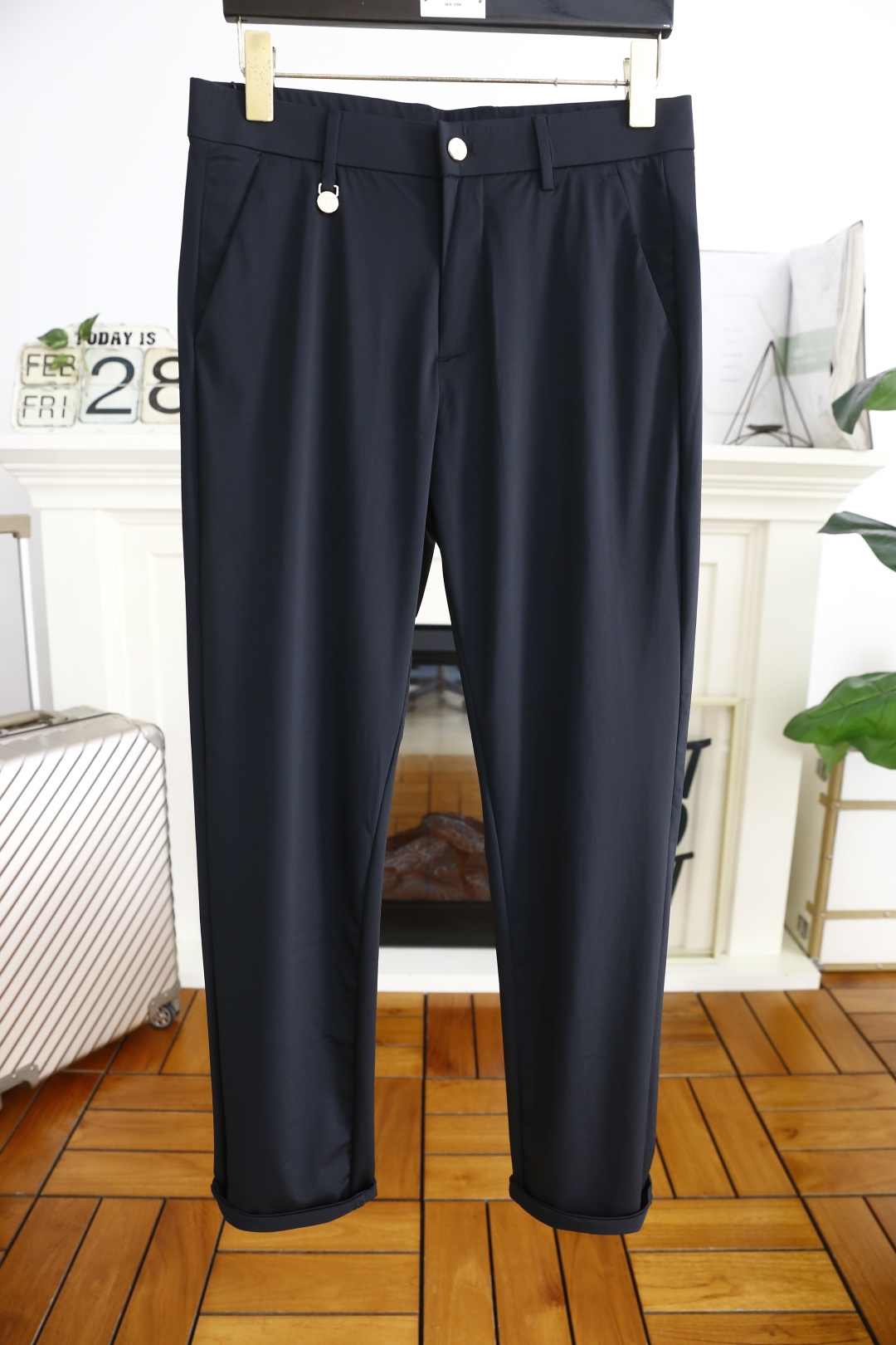 NO:126048,Dolce & Gabbana. 2025 spring fashion new product men's casual trousers!  Use comfortable and breathable fabric, luxurious and classic custom LOGO design, and the upper body is comfortable!  No sense of restraint!  The same product for overseas European counters, the upper body is fashionable and sporty, very low-key and luxurious!  The stitching of the turner is delicate and strong!  Perfect three-dimensional tailoring, highly recommend buying the product!  Counter size: 29-40, no 37!  Shipping the next day!  ,Dolce & Gabbana,alexander wang19860909杜嘉班纳. 2025春季时尚新品男士休闲西裤！采用舒适透气面料,奢华经典定制LOGO设计 上身随意舒服！无束缚感！海外欧洲专柜同品,上身时尚运动显时尚,很低调且不失奢华品味！车工缝线细致而强悍！完美立体剪裁,强烈推荐购入货色！专柜尺码:29-40,无37！隔天出货！,,Dolce&Gabbana,alexander wang,Men's clothing