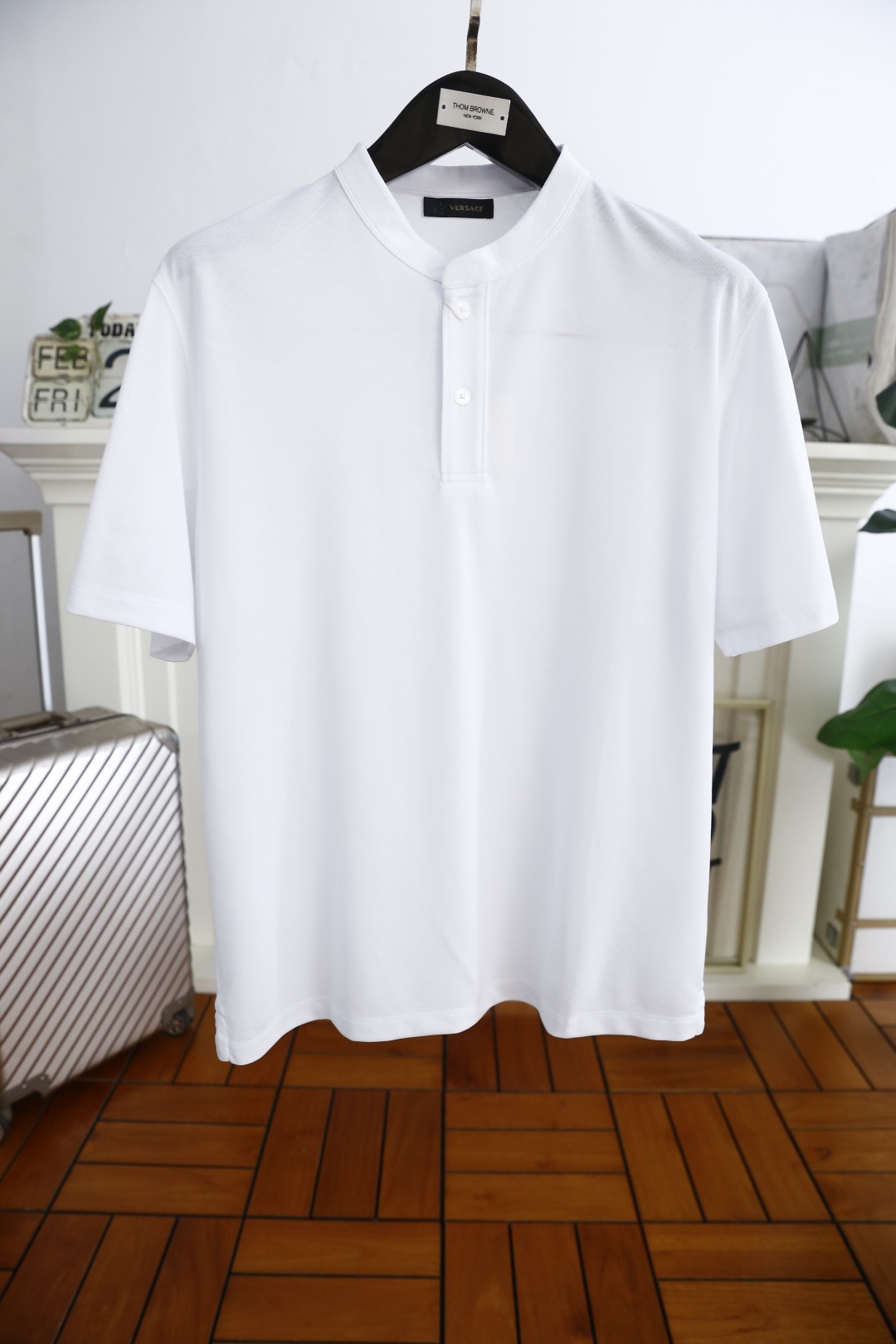 NO:126055,Van Size/Vers*ce. 2025 spring and summer new product for men's short-sleeved fashion and exquisite double-buckle neckline design!  High-end custom versatile styles that anyone can easily control. Use high-end silk cotton fabric!  Luxurious classic jacquard element design, which is very classy and must be entered if you understand the goods!  The style and tailoring are slim styles, which are very exquisite, showing aura and highlighting the exquisiteness of business men. This is the unique feature, the right slim fit, and the upper body effect is very good!  Counter sizes 48-58, shipped the next day!  , versace, versace, T-shirt, alexander wang19860909范思泽/Vers*ce. 2025春夏新品男士短袖时尚精致双扣领口设计！高级定制百搭款式 任何人都可以轻松驾驭 采用高档天丝棉面料！奢华经典提花元素设计,非常显档次懂货的必须入！版型剪裁属于修身款 非常精致,显气场,又会凸显商务男士的精致,这就是独到之处,恰到好处的修身,上身效果非常赞！专柜尺码48-58,隔天出货！,,versace,versace,T-shirt,alexander wang,Men's clothing