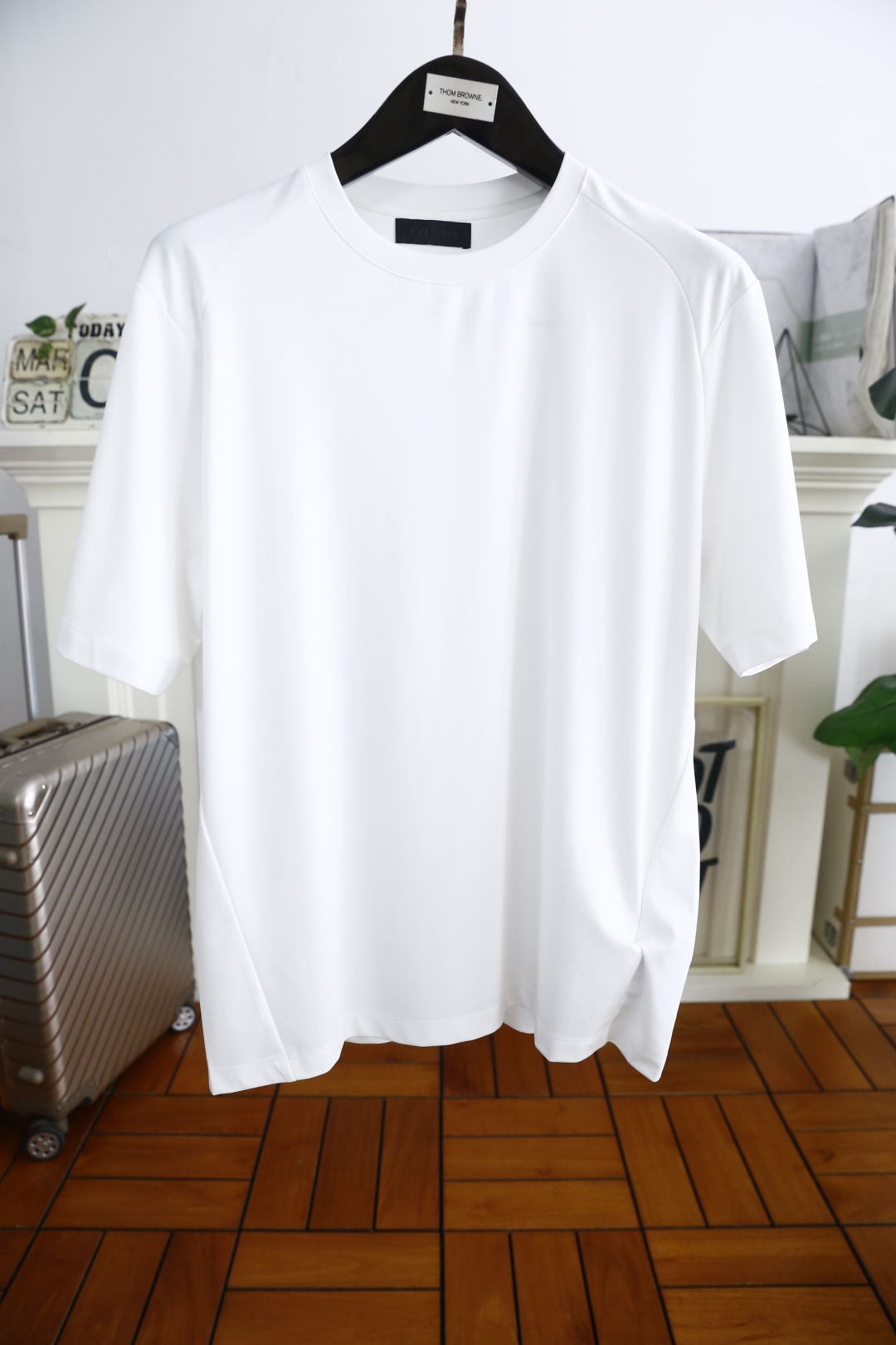 NO:126047,Jeni*/Ze*na. 2025 spring and summer new product for men's clean version short-sleeved fashion classic round neck design!  High-end custom versatile styles that anyone can easily control. Use Tencel and Pima cotton fabric!  It is very high-end and understandable. It must be purchased!  The style and tailoring are slim styles, which are very exquisite, showing aura and highlighting the exquisiteness of business men. This is the unique feature, the right slim fit, and the upper body effect is very good!  Counter size M-4XL, shipped the next day!  ,zegna,T-shirt,alexander wang19860909杰尼*/Ze*na. 2025春夏新品男士净版短袖时尚经典圆领设计！高级定制百搭款式 任何人都可以轻松驾驭 采用天丝加匹马棉面料！非常显档次懂货的必须入！版型剪裁属于修身款 非常精致,显气场,又会凸显商务男士的精致,这就是独到之处,恰到好处的修身,上身效果非常赞！专柜尺码M-4XL,隔天出货！,,zegna,T-shirt,alexander wang,Men's clothing