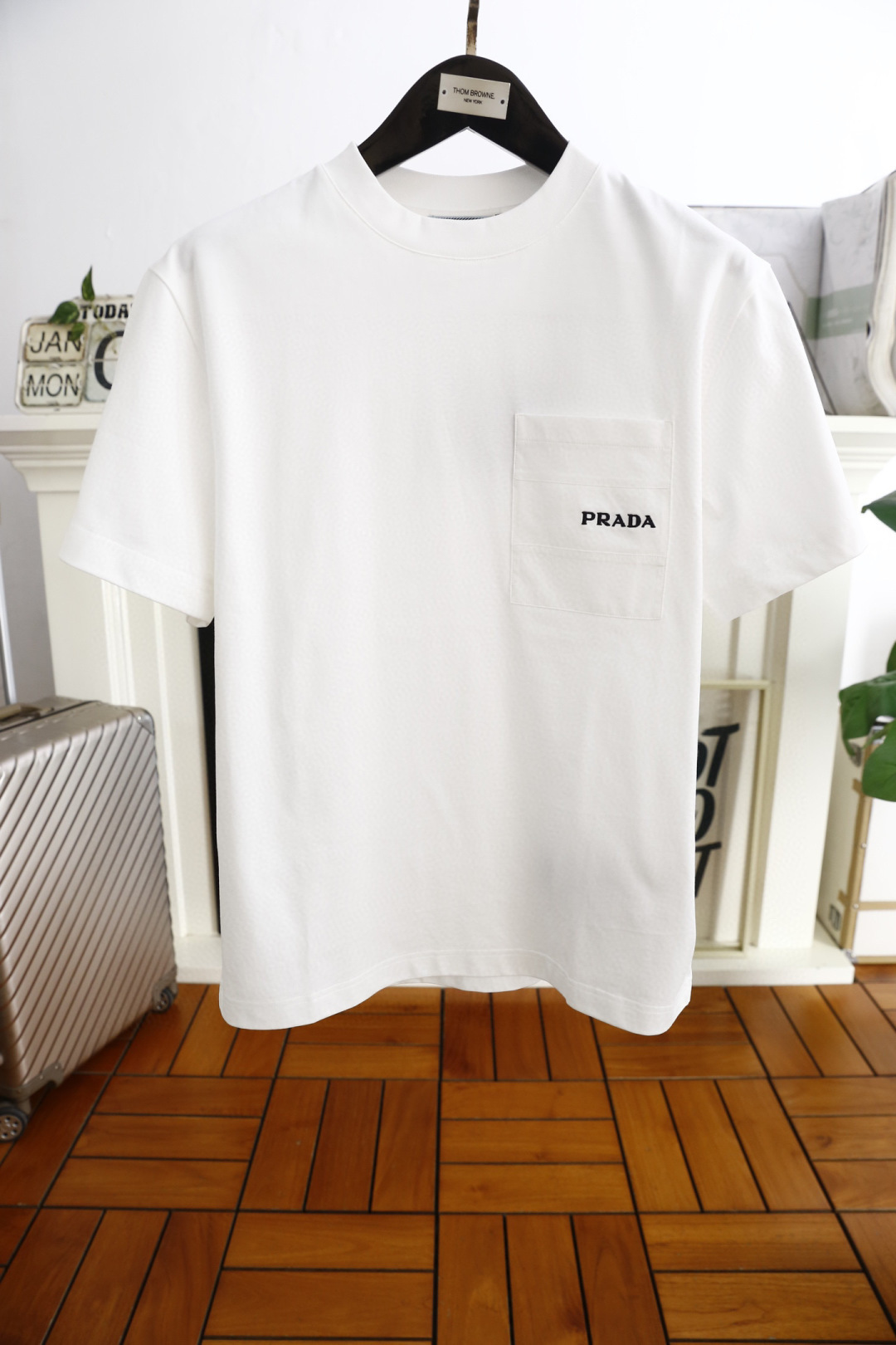 NO:126052,Pula*/Pr*da. 2025 early spring new product, fashionable round neck short sleeve high-end custom versatile style, luxury classic pocket design, more practical, anyone can easily control the fabric, full customization process, luxury classic brand letter LOGO design, very high-end those who understand goods must enter!  The style and tailoring are slim styles, which are very exquisite, showing aura and highlighting the exquisiteness of business men. This is the unique feature, the right slim fit, and the upper body effect is very good!  Complete three standards!  Counter size S-2XL, shipped the next day!  ,,prada,T-shirt,alexander wang19860909普拉*/Pr*da. 2025早春新品时尚圆领短袖高级定制百搭款式 奢华经典口袋设计 更有实用感 任何人都可以轻松驾驭 面料全订制工艺 奢华经典品牌字母LOGO设计,非常显档次懂货的必须入！版型剪裁属于修身款 非常精致,显气场,又会凸显商务男士的精致,这就是独到之处,恰到好处的修身,上身效果非常赞！三标齐全！专柜尺码S-2XL,隔天出货！,,prada,T-shirt,alexander wang,Men's clothing
