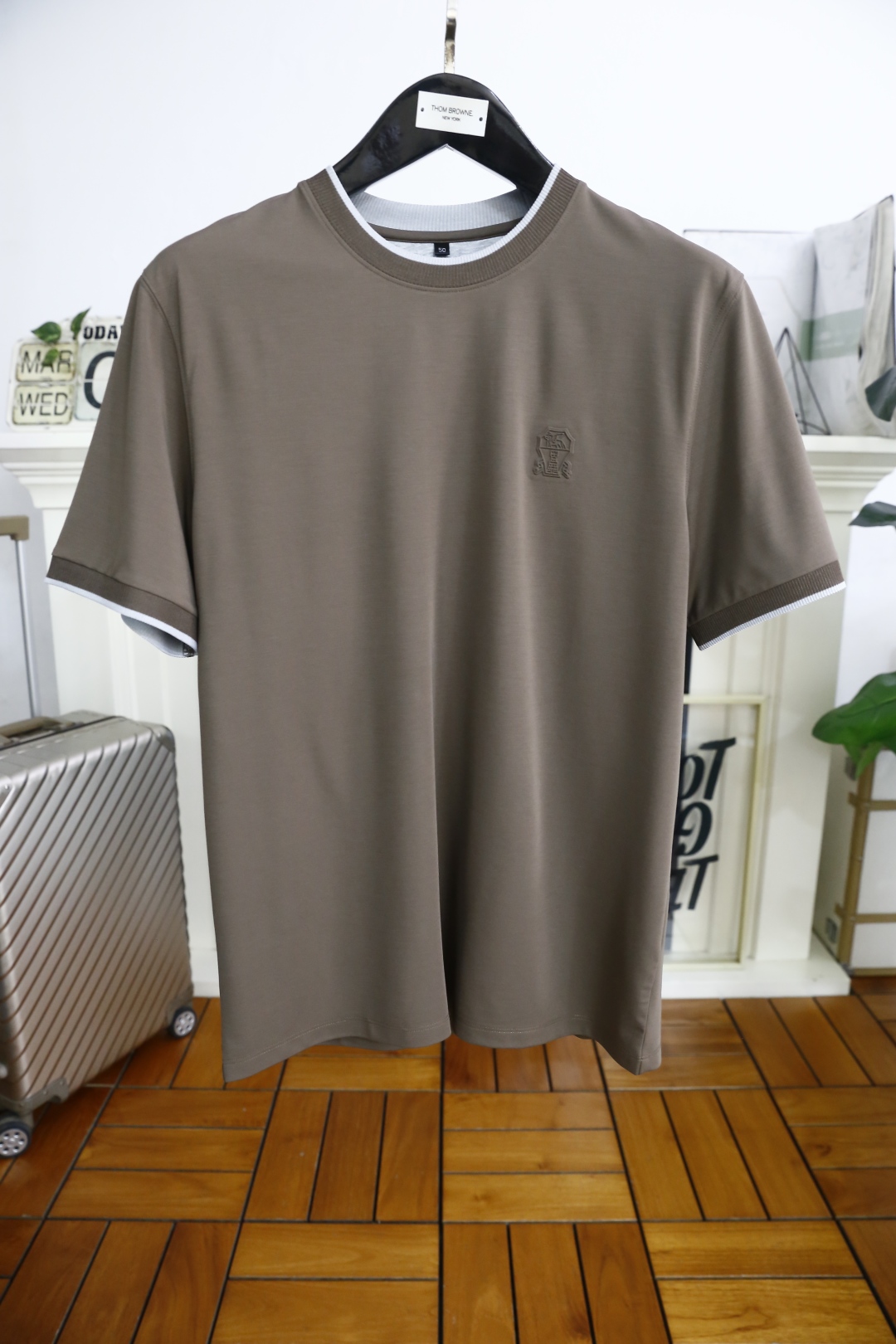 PZEBrunello Cucinelli.\n春夏新品男士圆领短袖胸前奢华品牌LOGO标识标注上身就能体会这款设计带来的年轻与时尚感！整体时尚而有潮流，面料采用客供顶级面料 柔软亲肤透气 ，又有很好的挺括 垂感 上身时尚潮流色系，潮男必备单品！专柜尺码：M-XL，隔天出货！